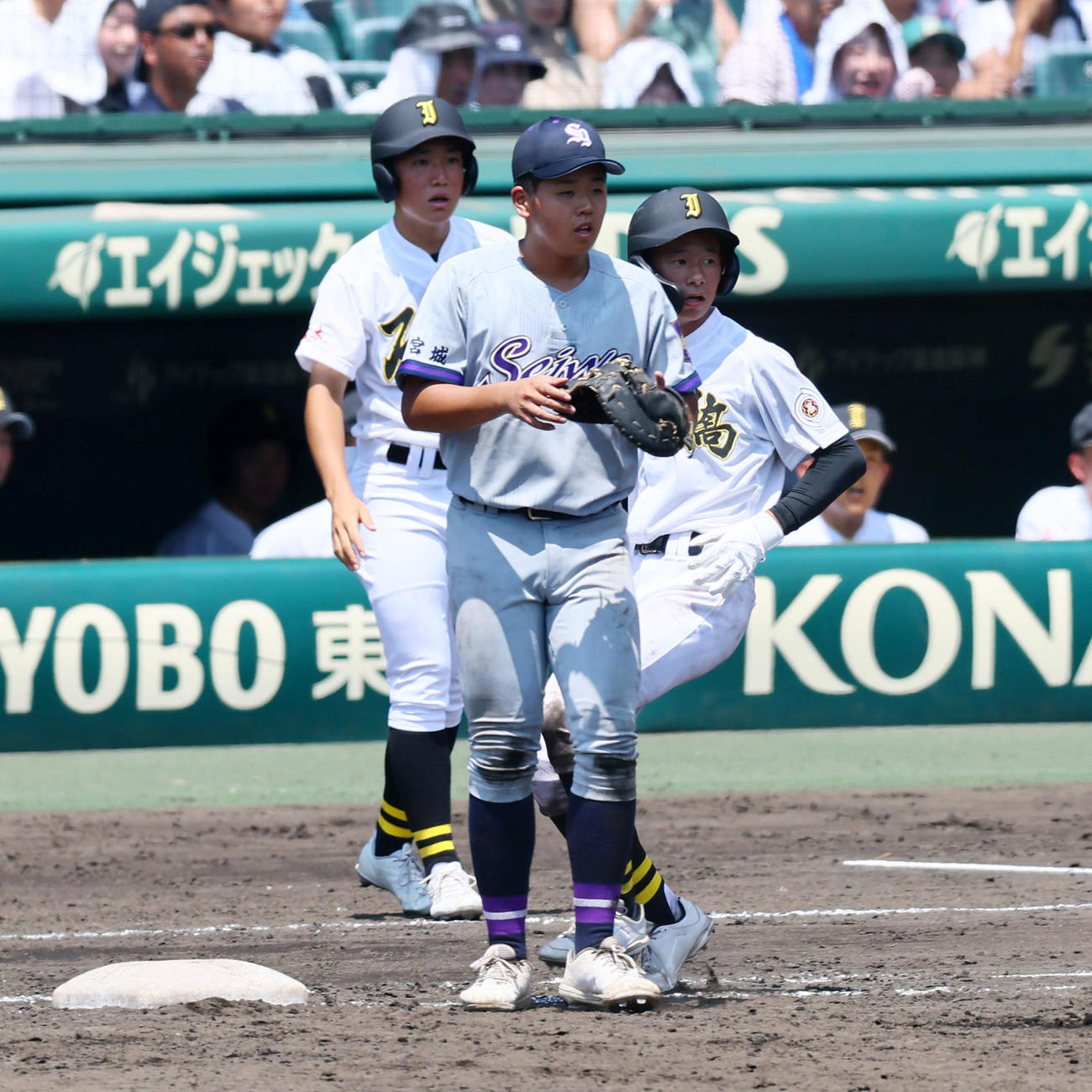 石橋対聖和学園　5回表石橋1死一、二塁、阿部（右）は遊飛を打ち上げ打球を確認。一塁手佐藤（撮影・加藤哉）