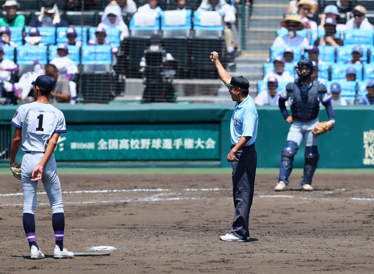 石橋対聖和学園　5回表石橋1死一、二塁、阿部の打球を遊撃手・三浦が故意落球したとして、打者走者にアウトを宣告する審判（撮影・加藤哉）