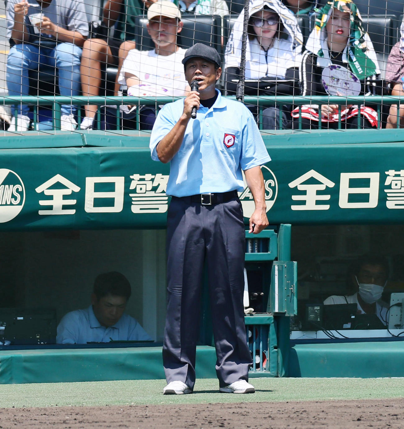 石橋対聖和学園　5回表石橋1死一、二塁、阿部の打球を聖和学園遊撃手・三浦が故意落球したと場内に説明する三浦球審（撮影・加藤哉）