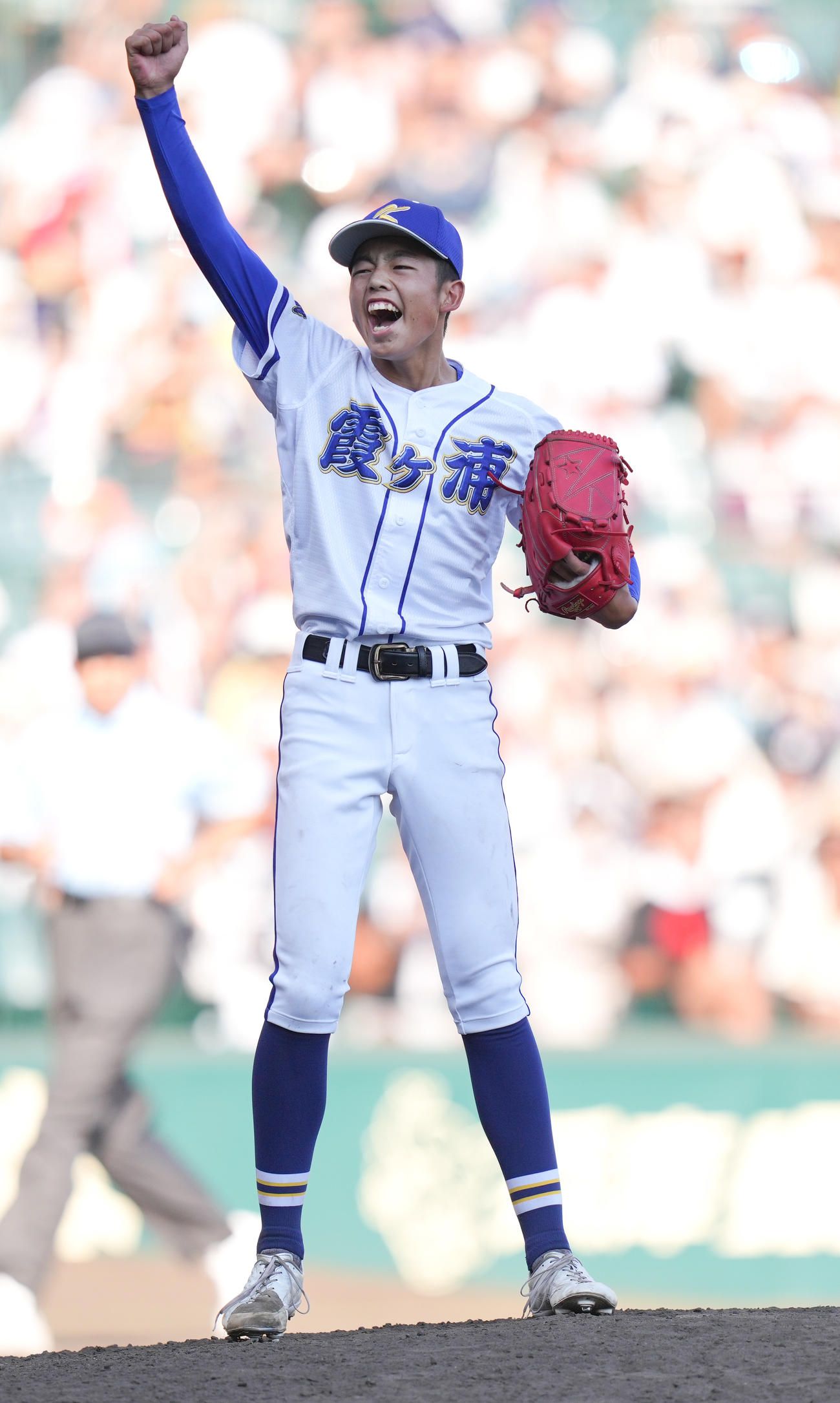 霞ケ浦対智弁和歌山　延長で智弁和歌山に勝利し、ガッツポーズする霞ケ浦・真仲（撮影・鈴木みどり）
