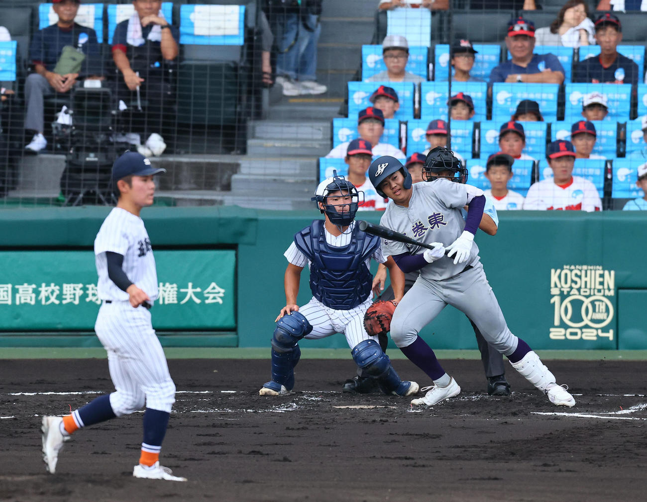 滋賀学園対花巻東　1回裏花巻東2死一塁、古城は左前打を放つ（撮影・藤尾明華）