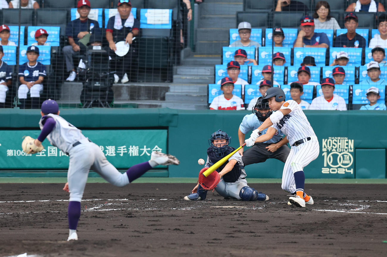 滋賀学園対花巻東　2回表滋賀学園無死一、三塁、作田は中前に先制の適時打を放つ（撮影・藤尾明華）
