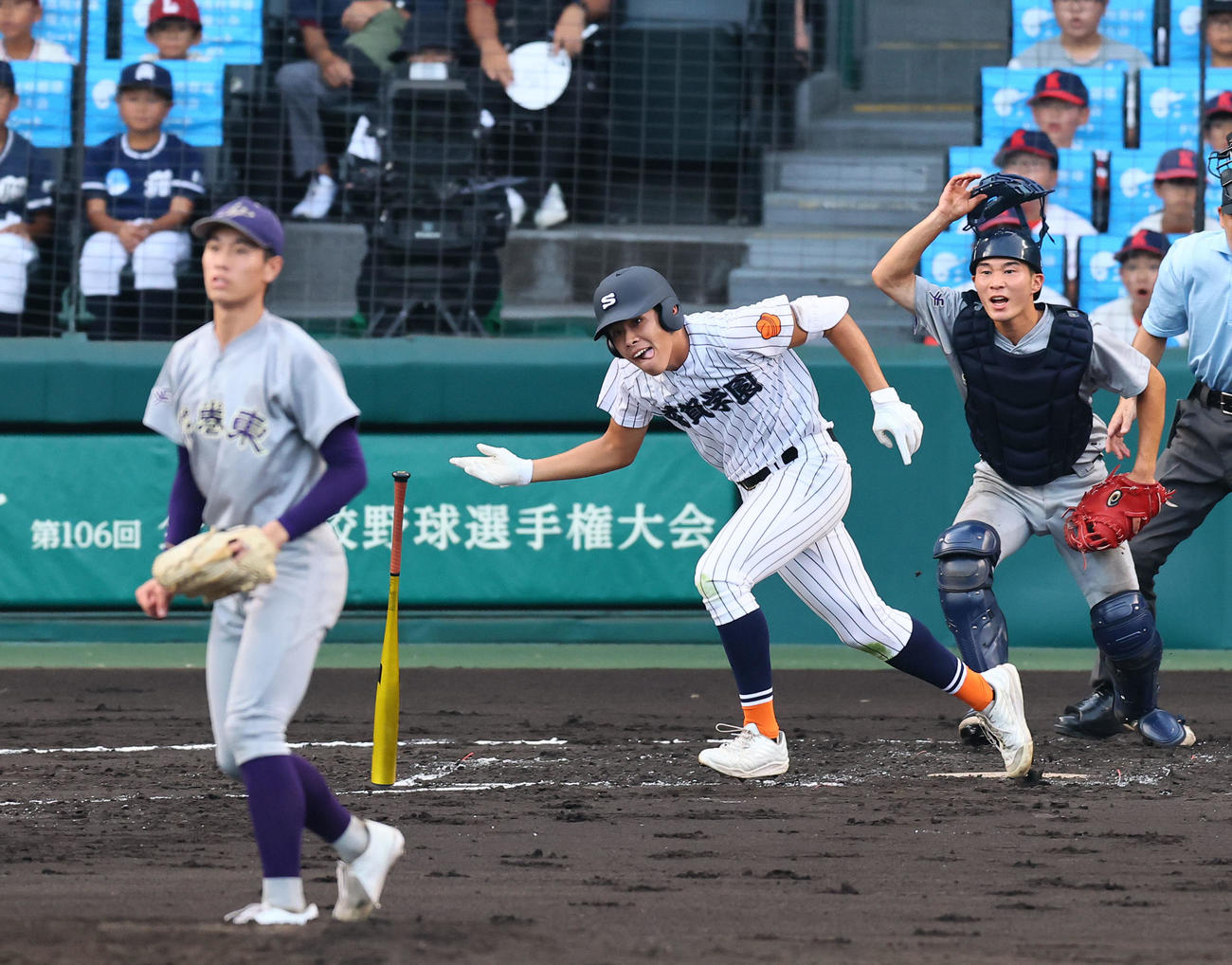 滋賀学園対花巻東　2回表滋賀学園無死一、三塁、作田は中前に先制の適時打を放つ。投手小松（撮影・藤尾明華）