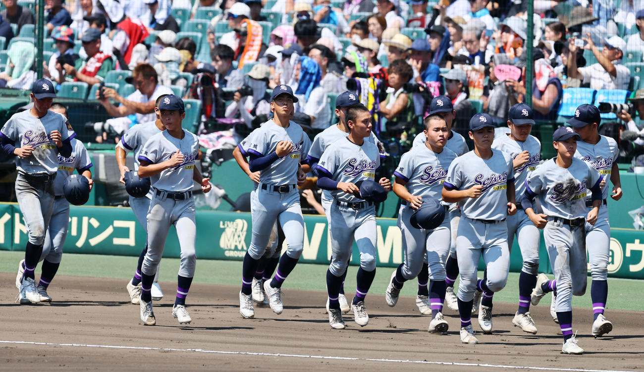 石橋対聖和学園　石橋に敗れアルプススタンドへあいさつに向かう聖和学園ナイン（撮影・加藤哉）