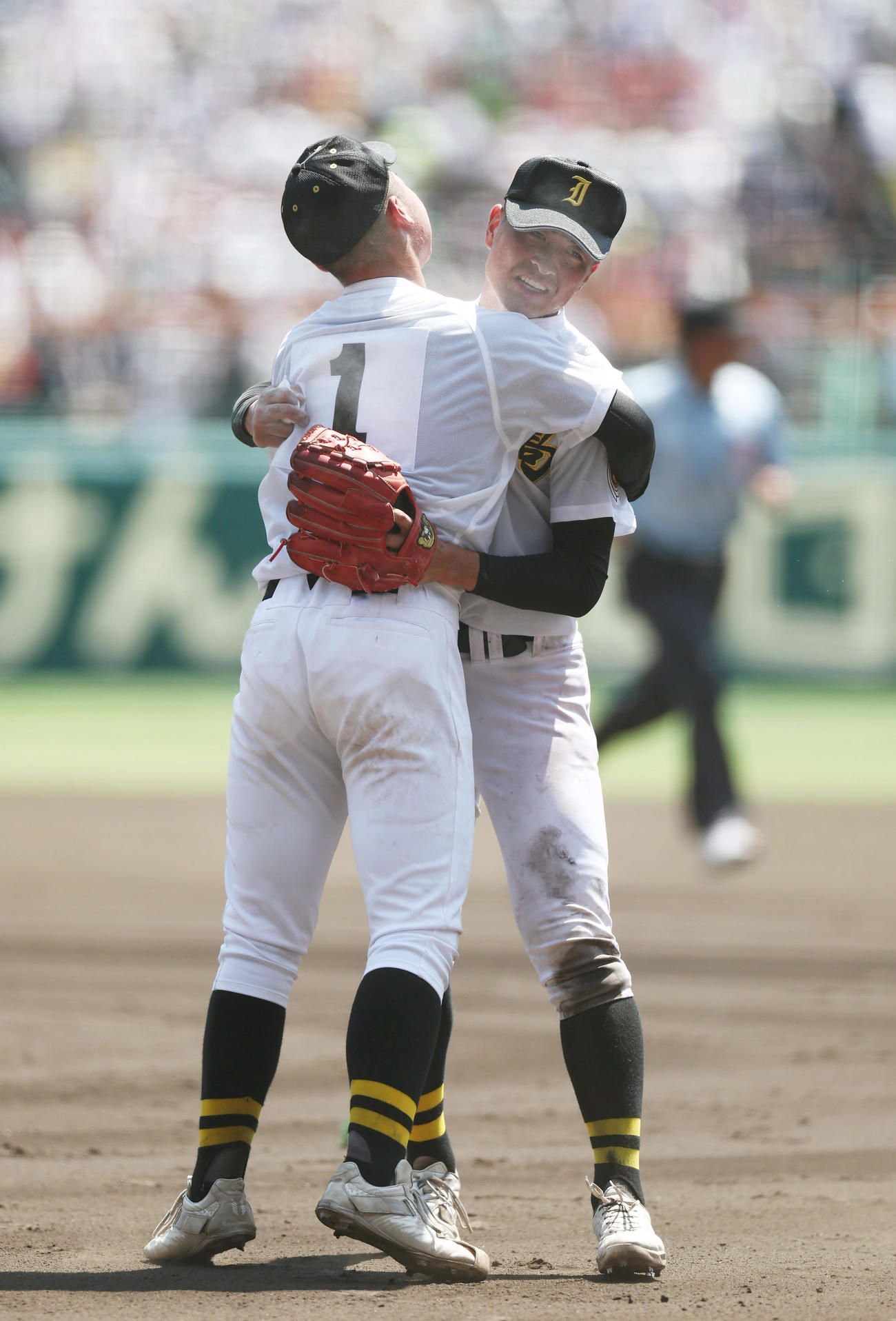 石橋対聖和学園　9回裏聖和学園2死、千葉を遊ゴロに仕留め完封勝利を挙げ、柳田（左）と抱き合って喜ぶ入江（撮影・前田充）