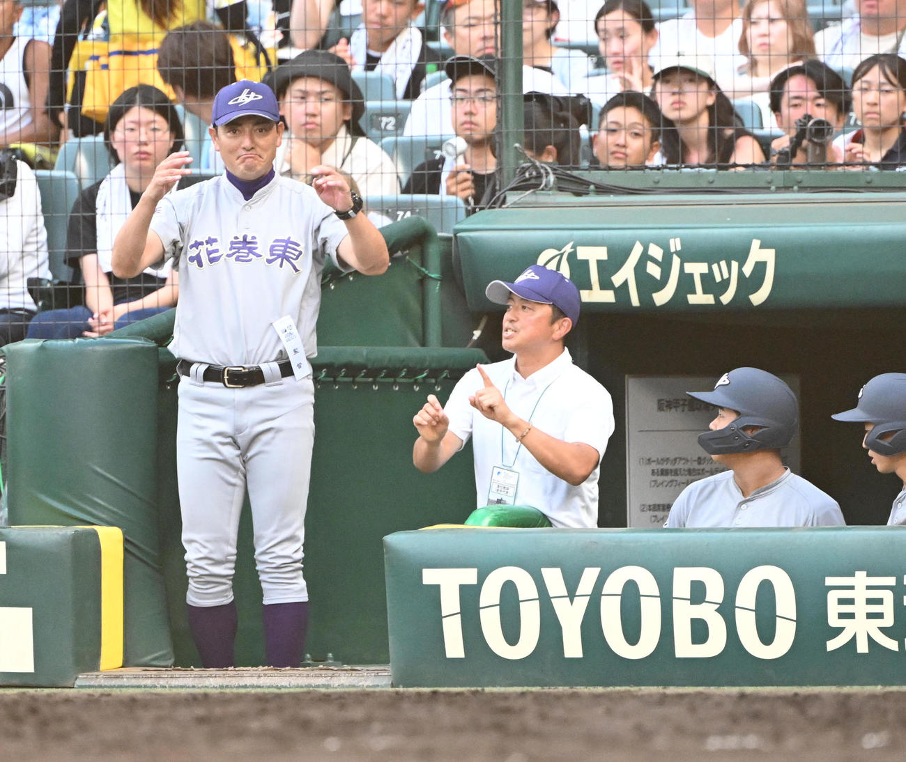 滋賀学園対花巻東　3回、ベンチから選手にサインを出す花巻東・佐々木監督（撮影・和賀正仁）