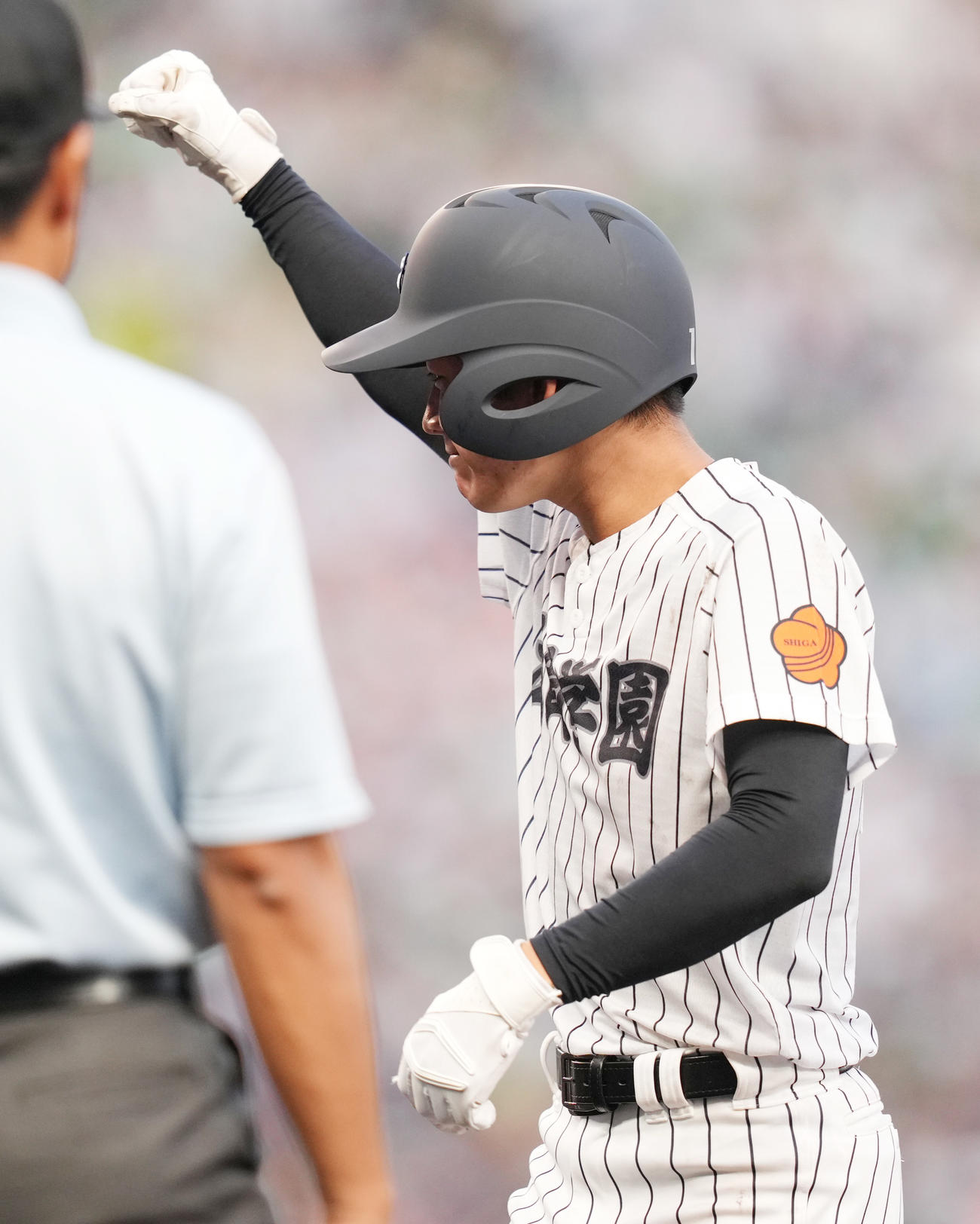 滋賀学園対花巻東　5回表滋賀学園2死一、三塁、中前適時打を放ち、ガッツポーズする脇本（撮影・鈴木みどり）