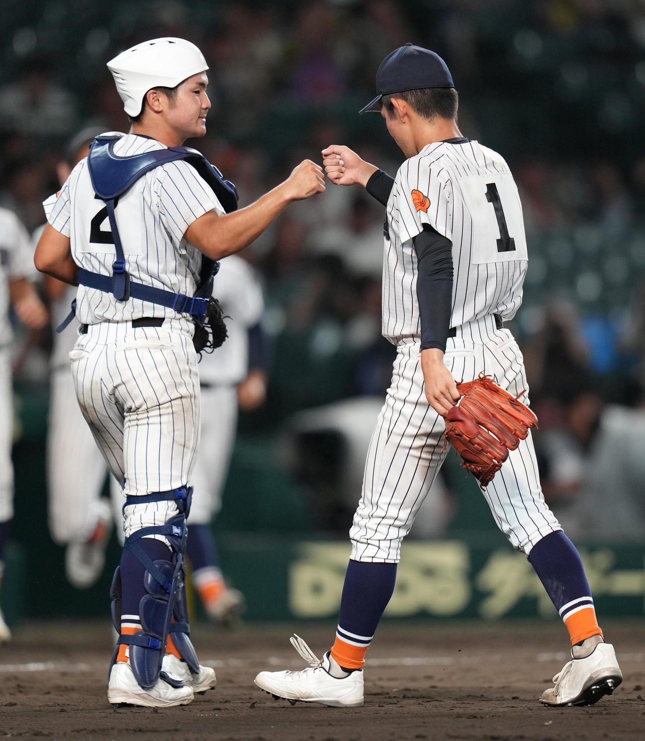 滋賀学園対花巻東　花巻東に完封勝利し、杉本（左）とタッチを交わす滋賀学園・脇本（撮影・鈴木みどり）