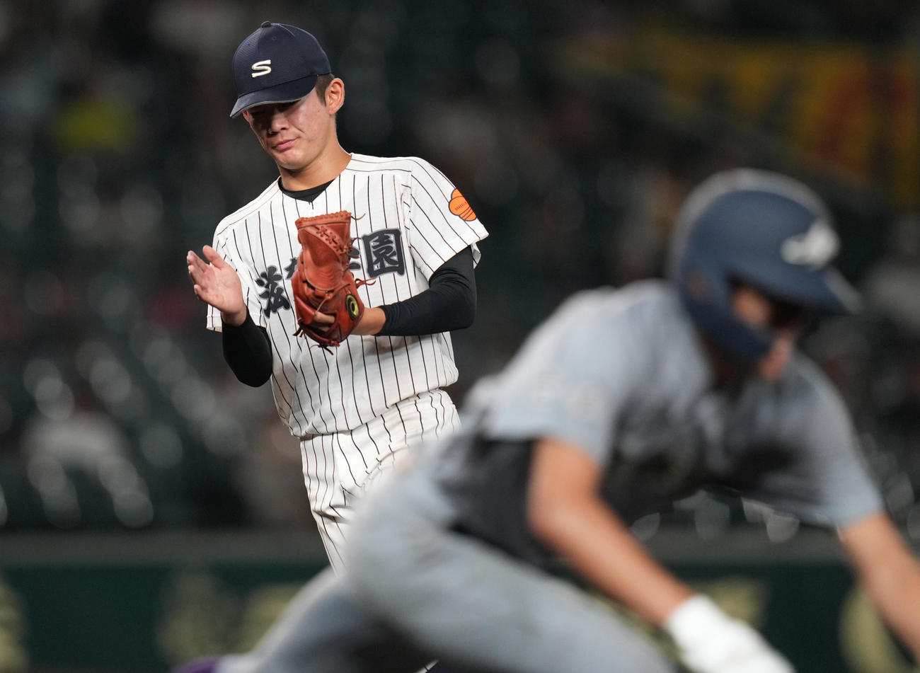 滋賀学園対花巻東　花巻東に完封勝利し、グラブをたたく滋賀学園・脇本（撮影・鈴木みどり）