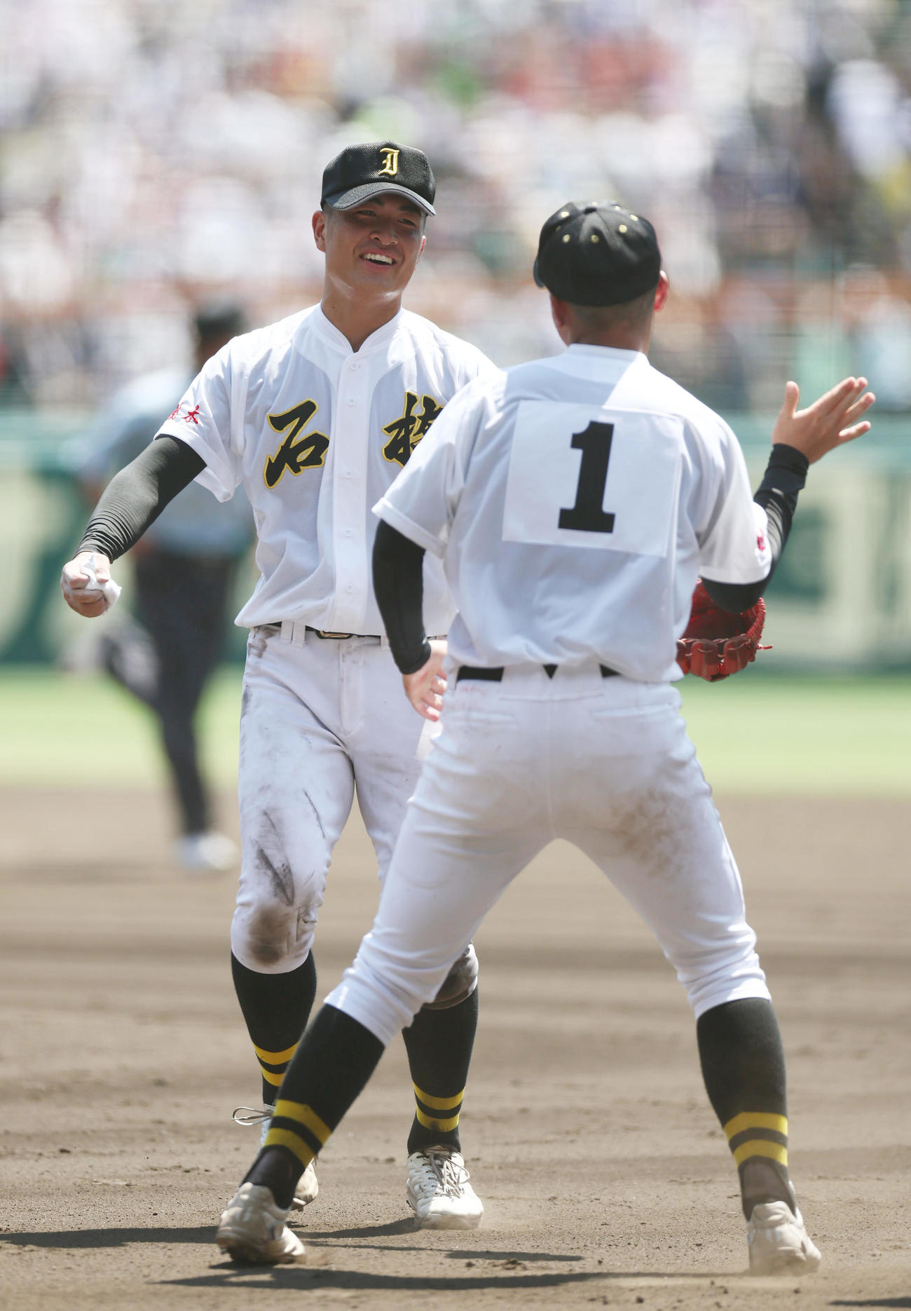 石橋対聖和学園　9回裏聖和学園2死、千葉を遊ゴロに仕留め完封勝利を挙げ、迎えた柳田（手前）と喜び合う入江（撮影・前田充）