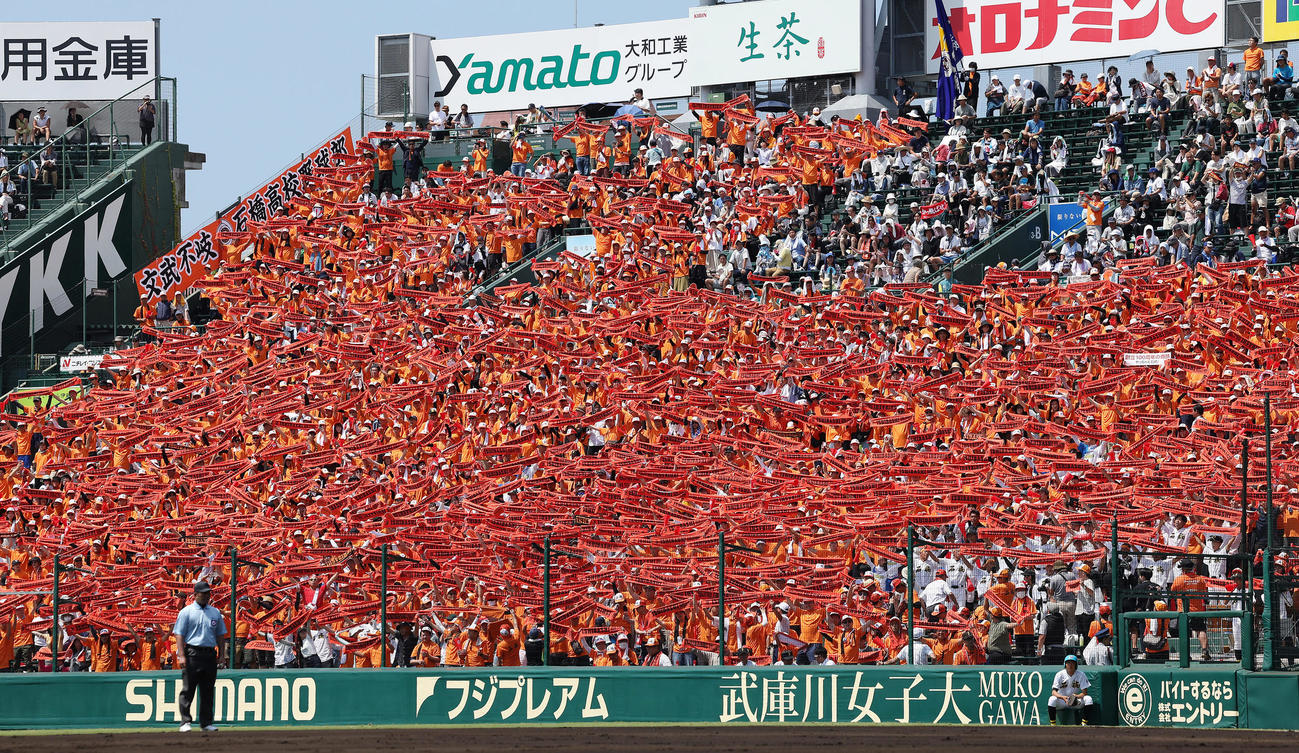 石橋対聖和学園　2回表、タオルを掲げて校歌を斉唱する石橋応援団（撮影・前田充）