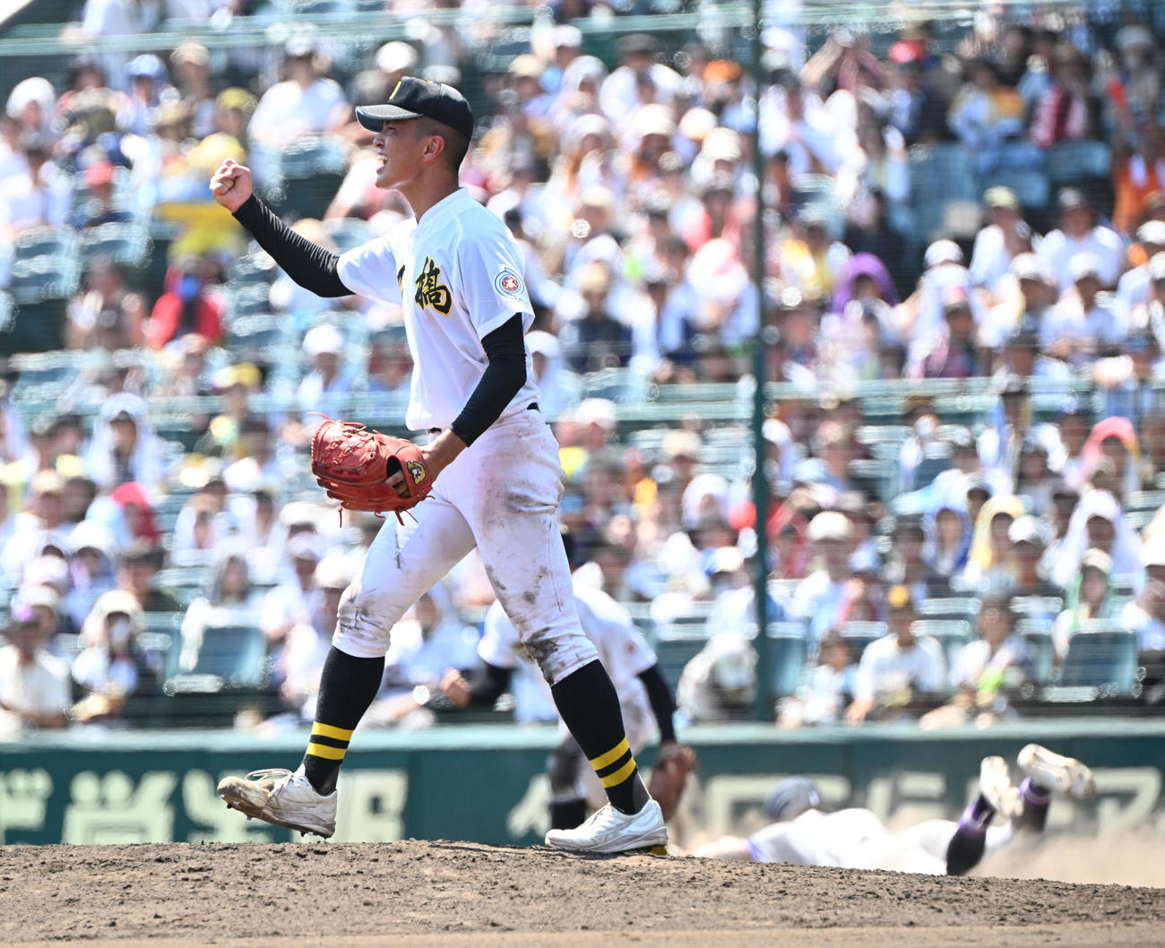 石橋対聖和学園　最後の打者を打ち取りガッツポーズする石橋・入江（撮影・和賀正仁）