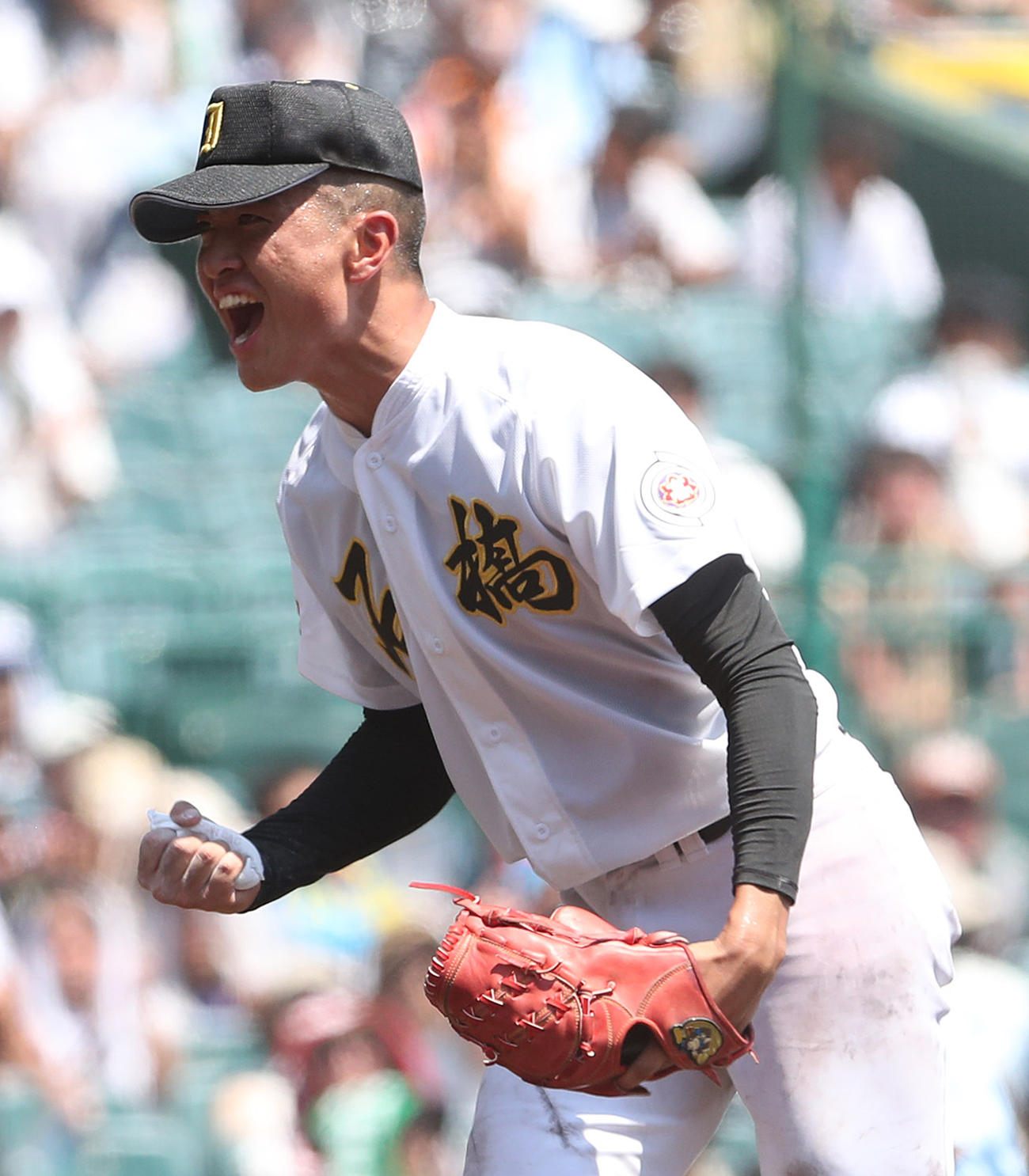 石橋対聖和学園　聖和学園に完封勝利しガッツポーズする石橋・入江（撮影・白石智彦）