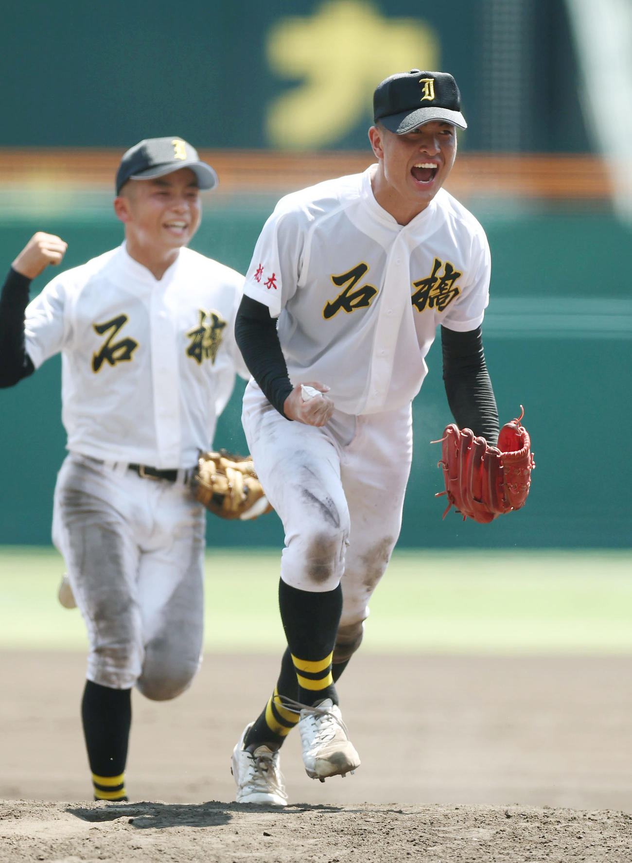 石橋対聖和学園　完封勝利を挙げガッツポーズする石橋・入江。左は遊撃手若月（撮影・前田充）