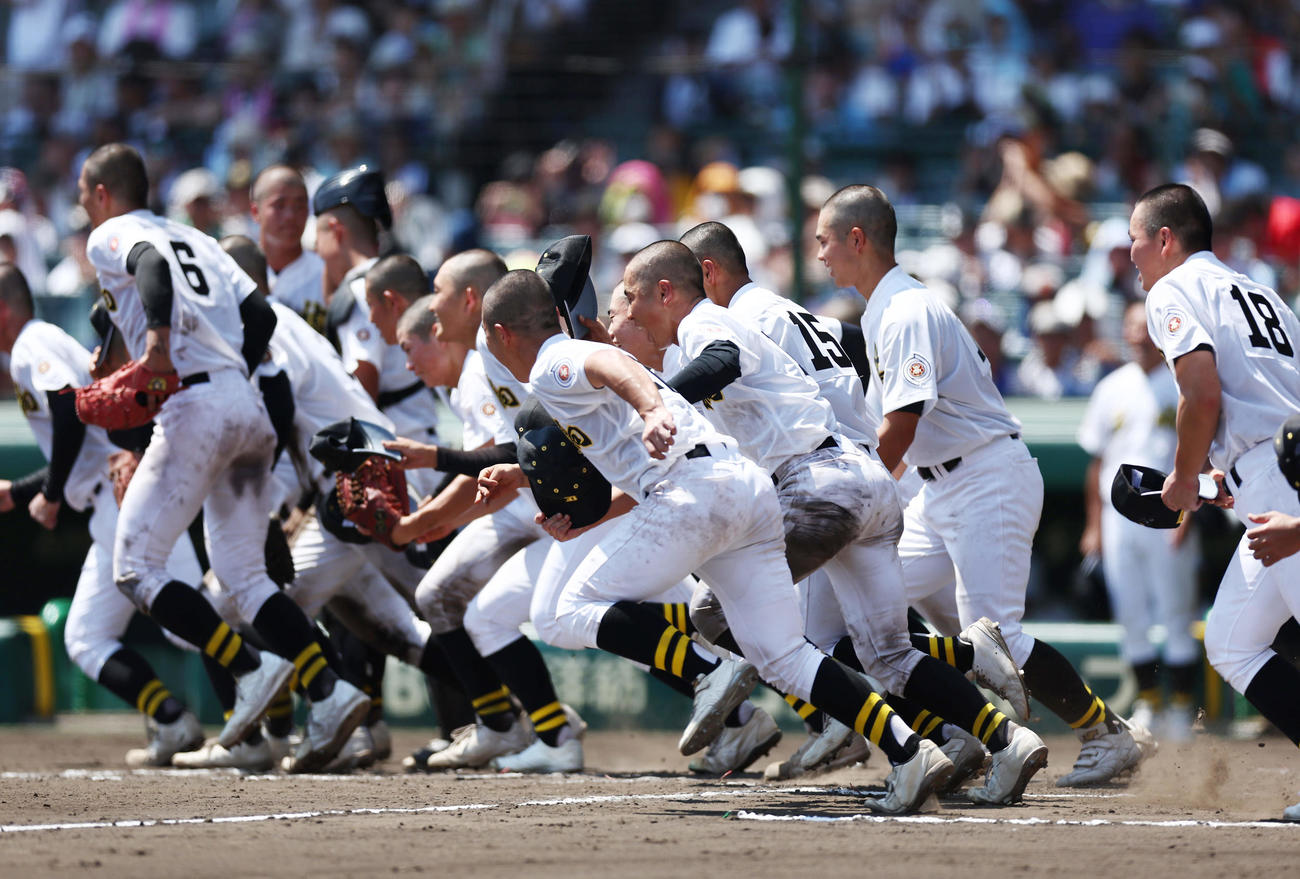 石橋対聖和学園　聖和学園に勝利しアルプススタンドの応援団に向かって駆け出す石橋ナイン（撮影・前田充）