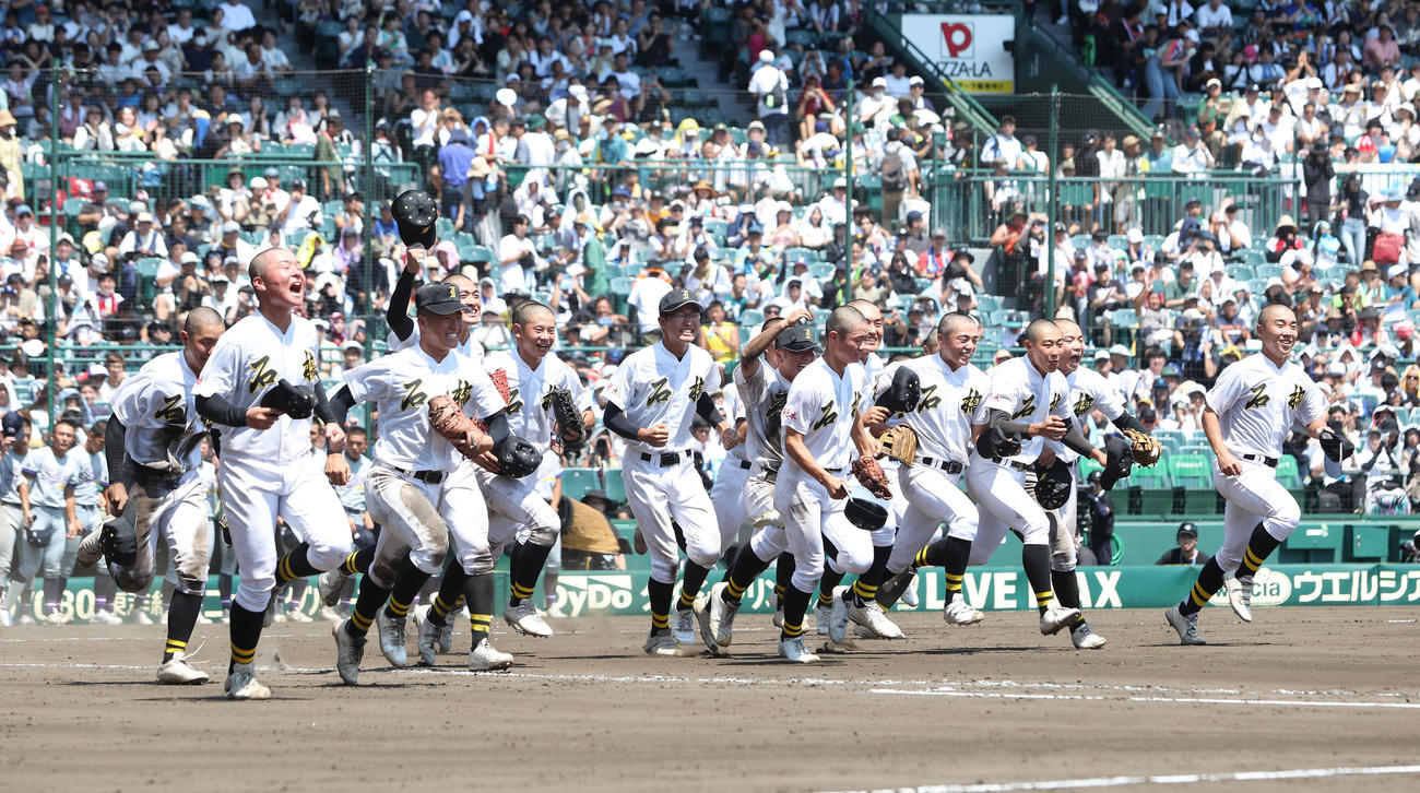 石橋対聖和学園　聖和学園に完封勝利しガッツポーズで駆けだす石橋ナイン（撮影・白石智彦）