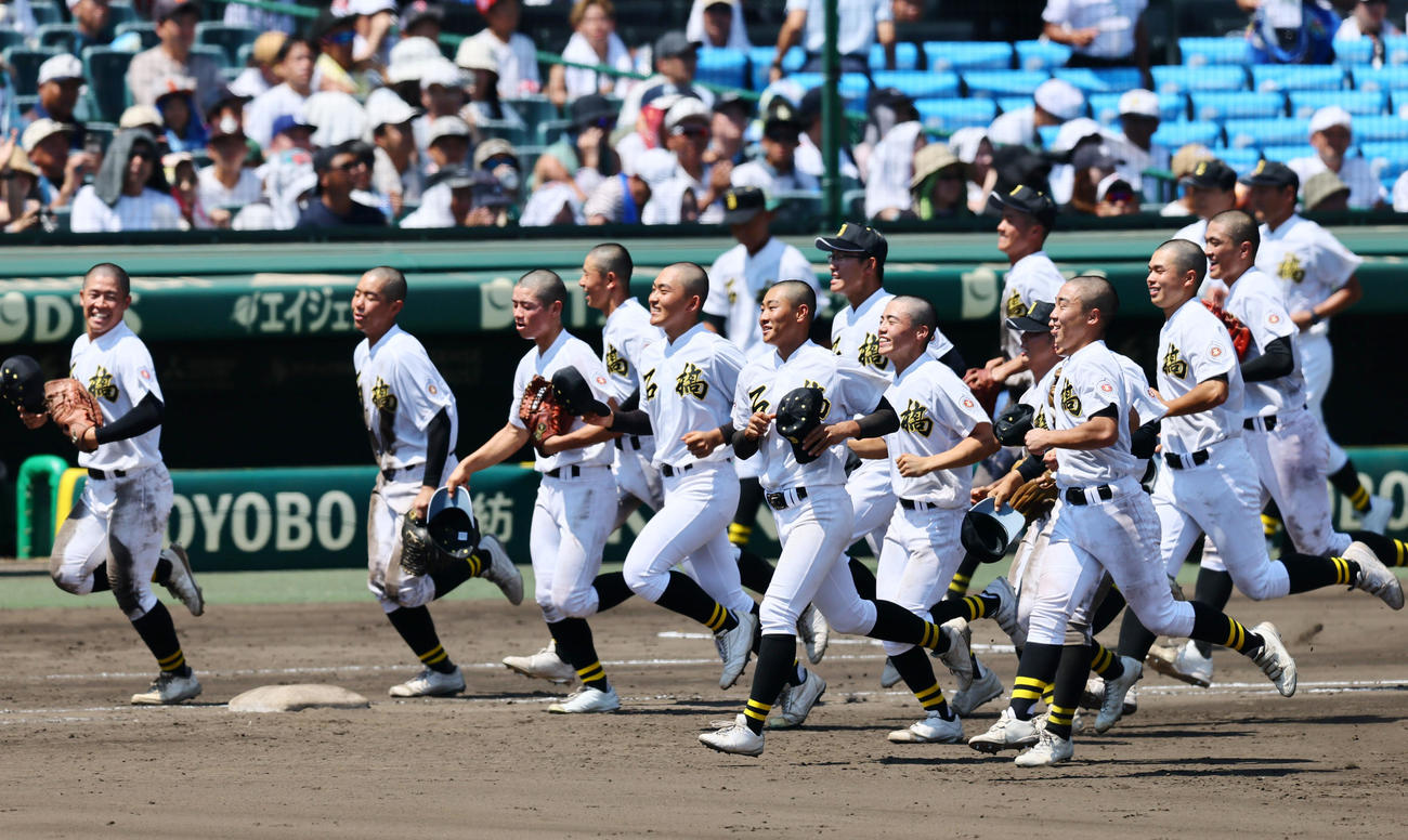 石橋対聖和学園　聖和学園に勝利しアルプススタンドへあいさつに向かう石橋ナイン（撮影・加藤哉）