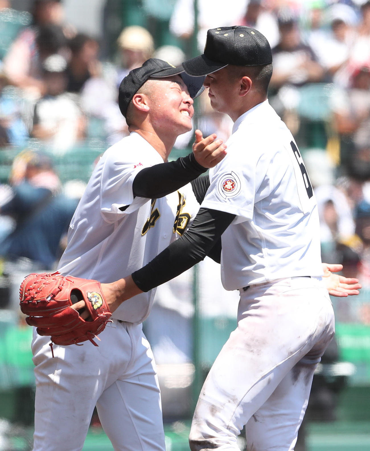 石橋対聖和学園　聖和学園に完封勝利し柳田（左）と抱き合う入江（撮影・白石智彦）