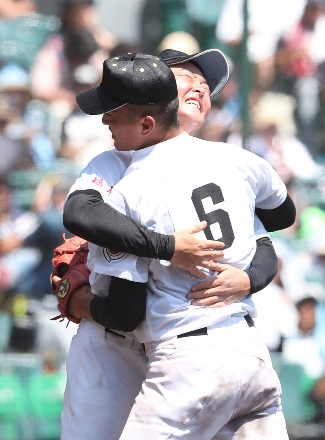 石橋対聖和学園　聖和学園に完封勝利し柳田（左）と抱き合う入江（撮影・白石智彦）