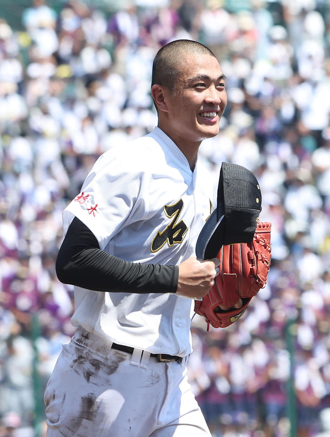 石橋対聖和学園　校歌斉唱を終え笑顔で応援席へ駆けだす石橋・入江（撮影・白石智彦）