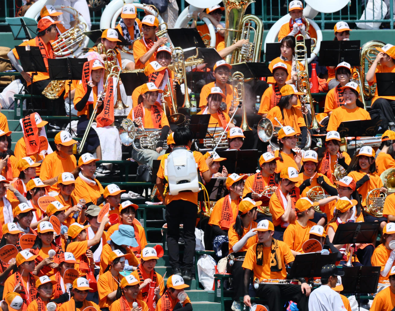 石橋対聖和学園　石橋応援団席にミスト係が涼を届ける（撮影・加藤哉）