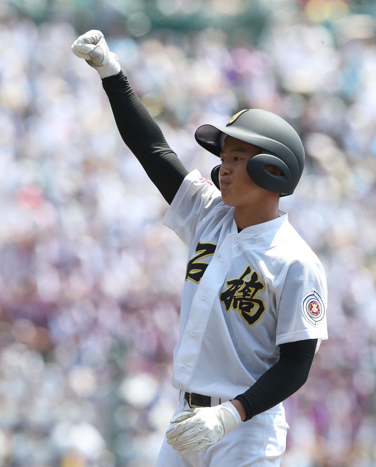 石橋対聖和学園　4回表石橋1死満塁、伊沢は先制の右前適時打を放ちガッツポーズする（撮影・白石智彦）