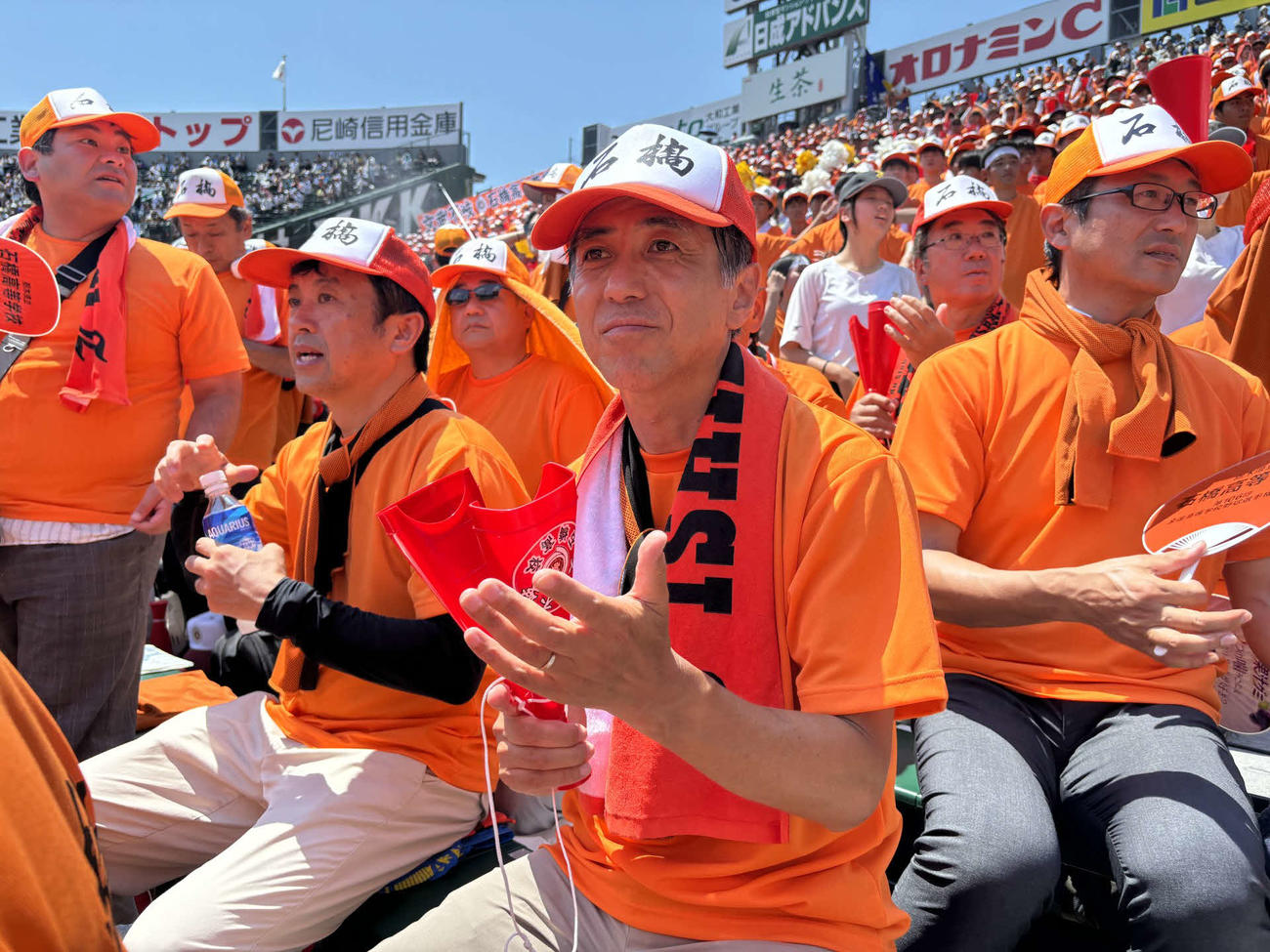 一塁側アルプススタンドから声援を送る石橋・新井聡校長（撮影・古財稜明）