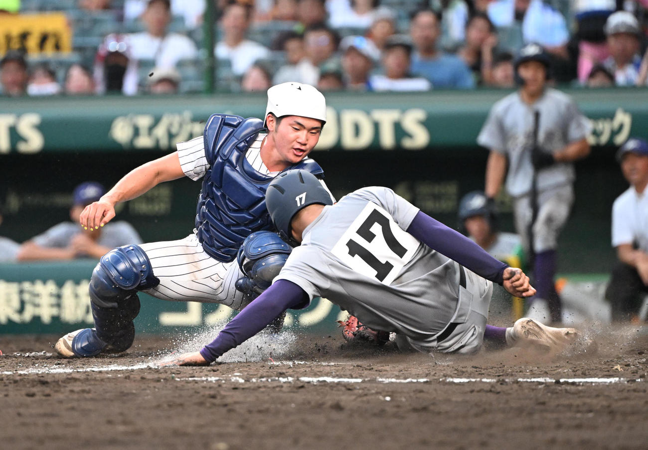 滋賀学園対花巻東　4回裏花巻東1死一、三塁、打者森下の時、セーフティースクイズを試みるも三塁走者の古城は本塁タッチアウトとなる、捕手杉本（撮影・和賀正仁）