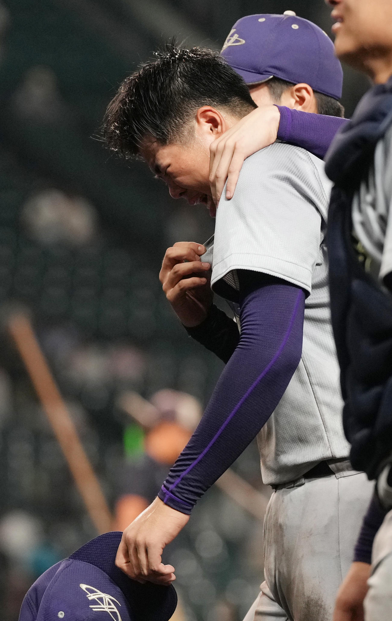 滋賀学園対花巻東　滋賀学園に敗れ、涙する花巻東・古城（撮影・鈴木みどり）