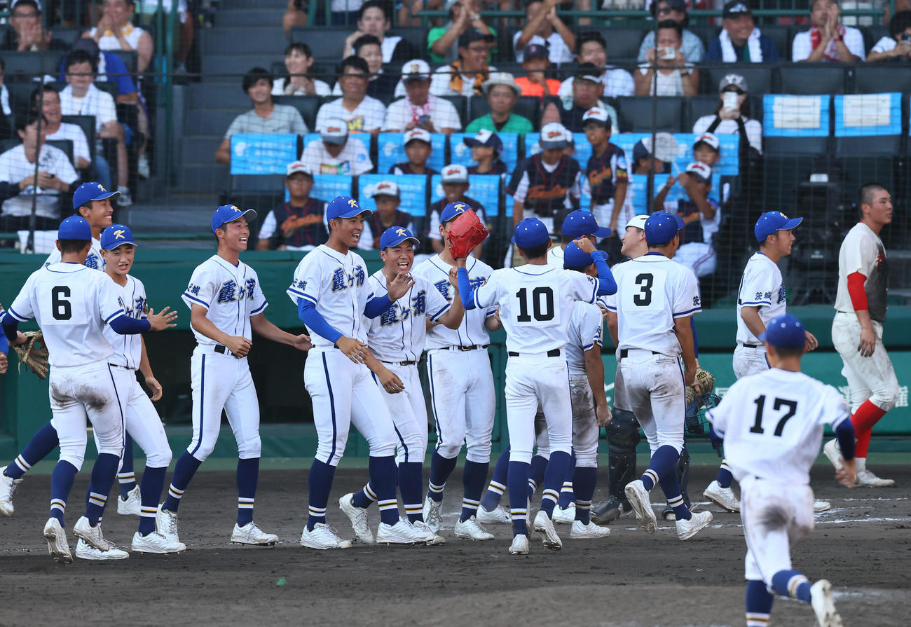 霞ケ浦対智弁和歌山　智弁和歌山に勝利し、喜ぶ霞ケ浦ナイン（撮影・藤尾明華）