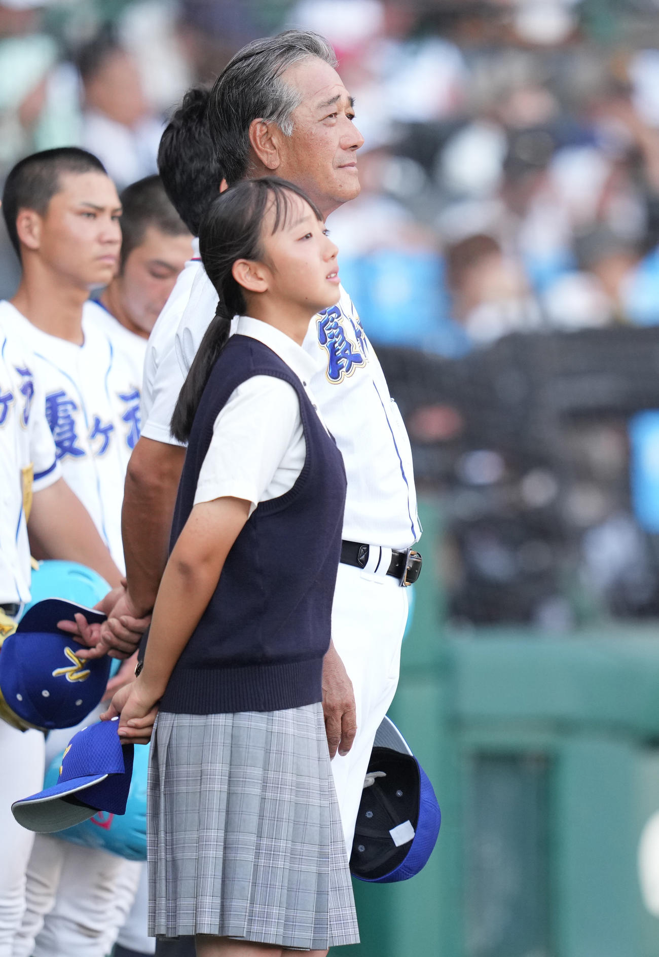 霞ケ浦対智弁和歌山　延長で智弁和歌山に勝利し、校歌を聞く霞ケ浦・高橋監督（撮影・鈴木みどり）