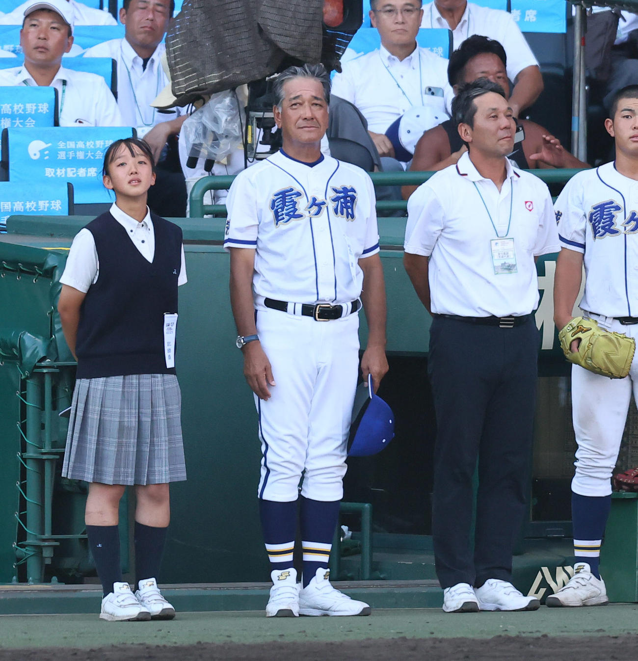 霞ケ浦対智弁和歌山　延長で智弁和歌山に勝利し、校歌を聞く霞ケ浦・高橋監督（中央）（撮影・藤尾明華）