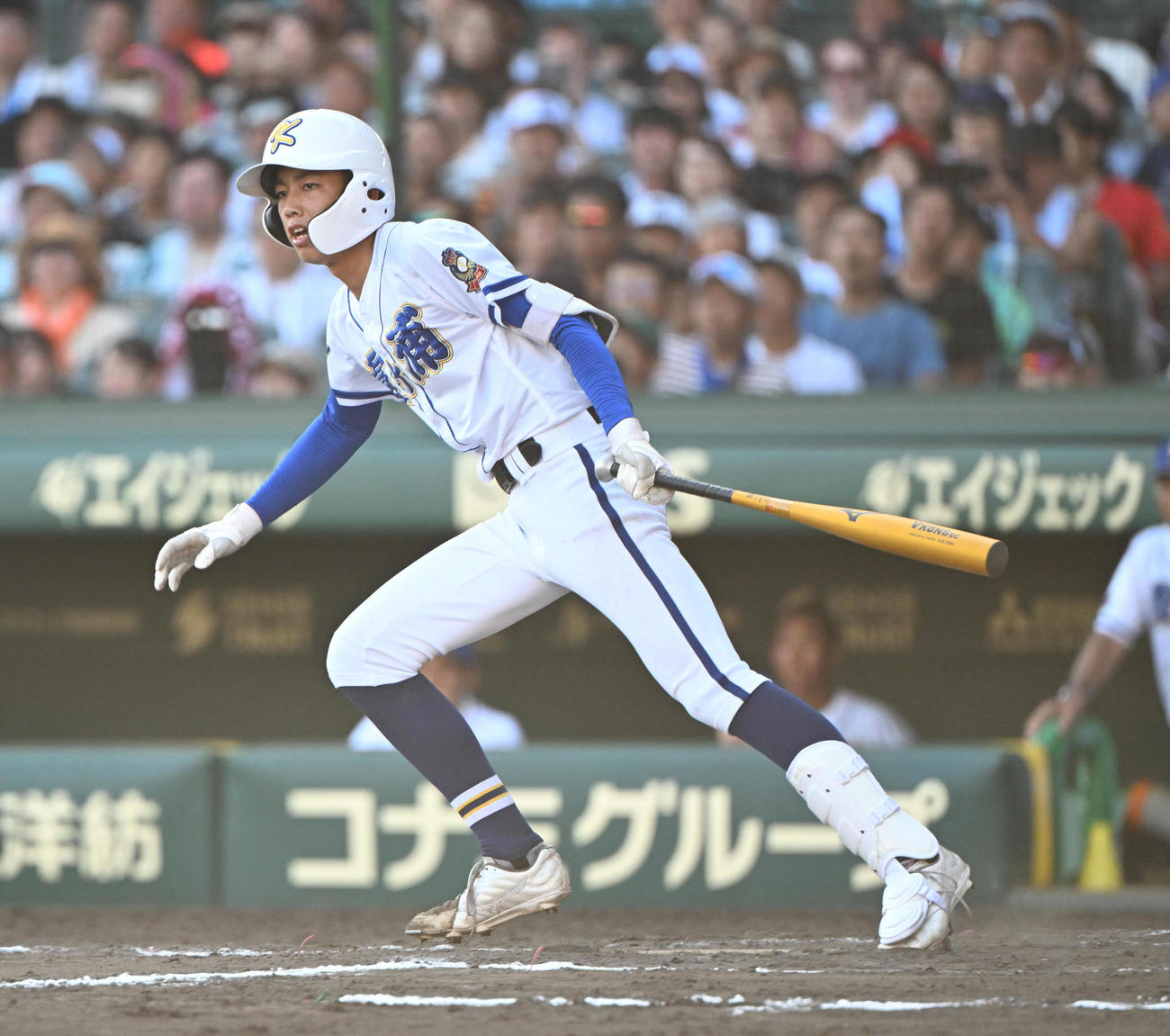 霞ケ浦対智弁和歌山　11回表霞ケ浦2死一、三塁、三塁強襲の適時内野安打を放つ真仲（撮影・和賀正仁）