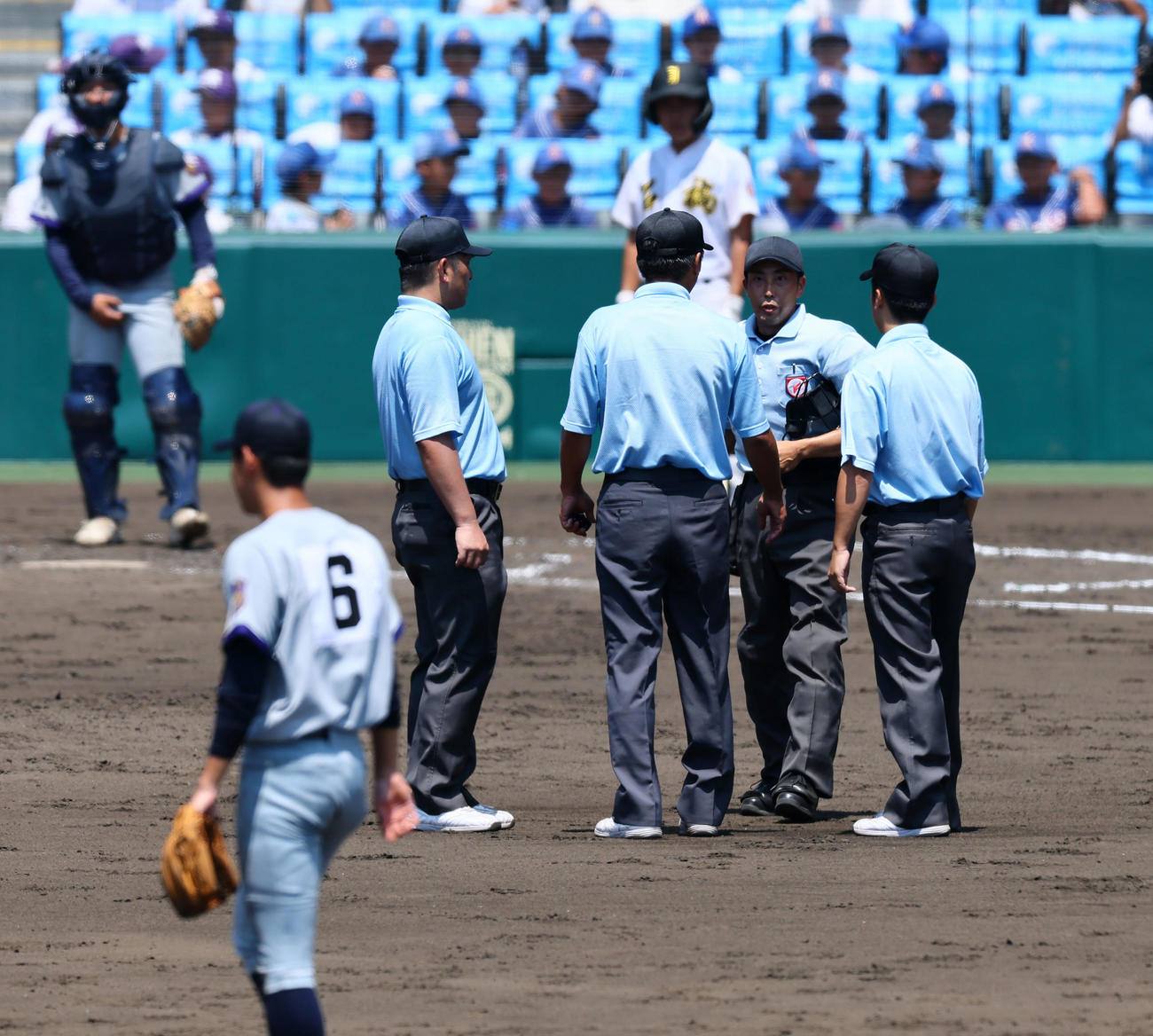 石橋対聖和学園　5回表石橋1死一、二塁、阿部の打球を落球した三浦のプレーについて協議する審判団（撮影・加藤哉）