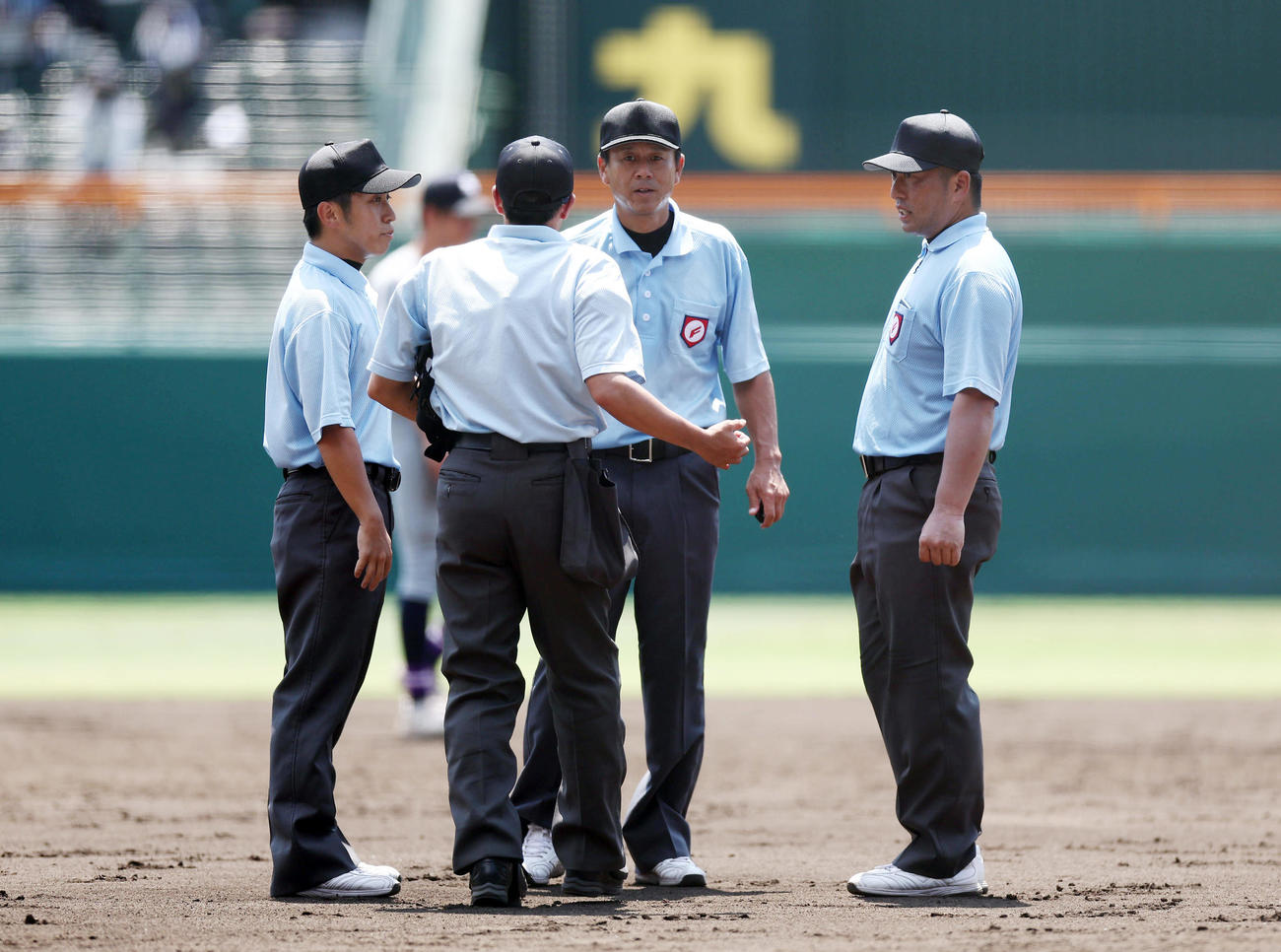 石橋対聖和学園　5回表石橋1死一、二塁、阿部の遊直を落球した三浦のプレーに対して協議する審判団（撮影・前田充）