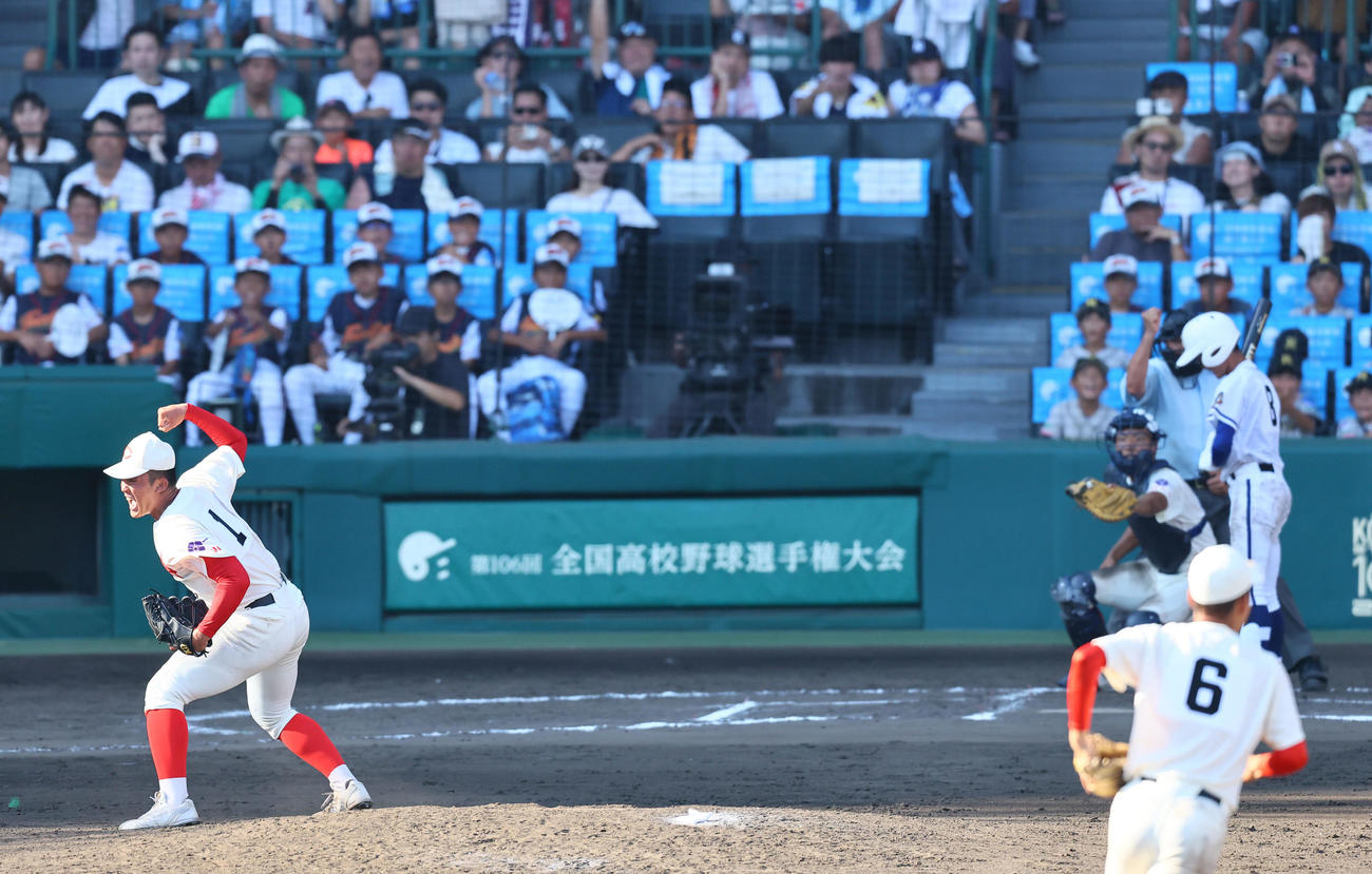 霞ケ浦対智弁和歌山　タイブレークの10回表霞ケ浦2死一、二塁、荒木洸史朗を三振に仕留めガッツポーズをする渡辺（撮影・藤尾明華）