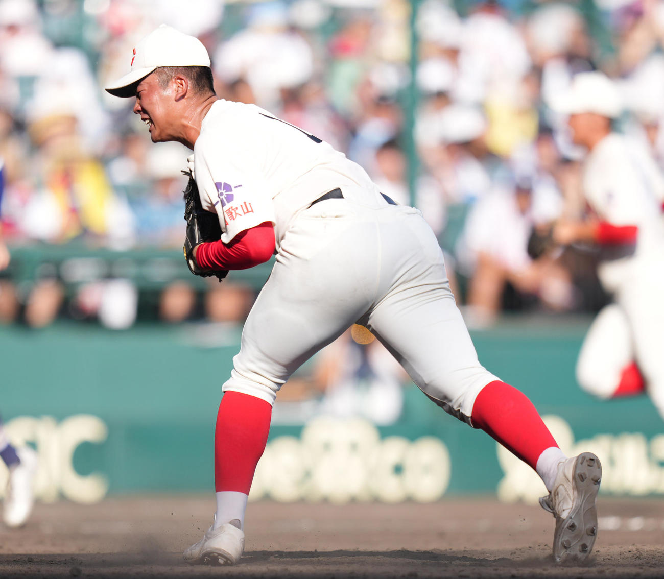 霞ケ浦対智弁和歌山　タイブレークの10回表霞ケ浦2死二、三塁、荒木を見逃し三振に仕留め、ガッツポーズする渡辺（撮影・鈴木みどり）