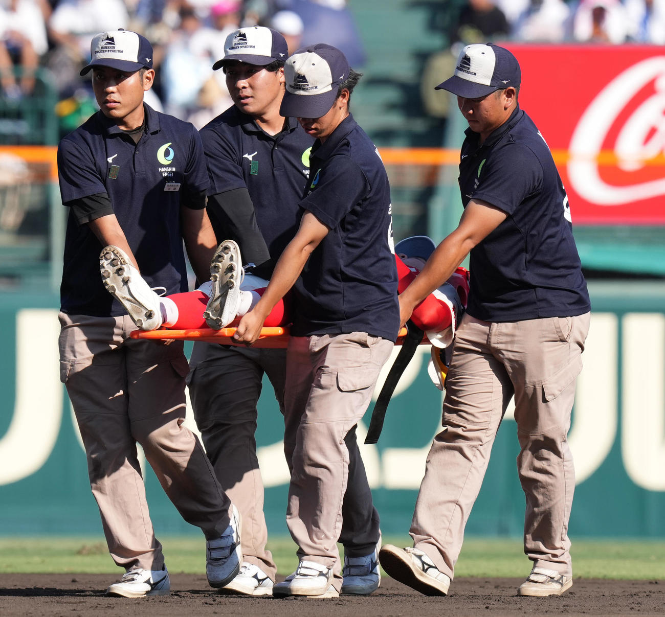 霞ケ浦対智弁和歌山　10回表開始前、足をつり、担架で運ばれる智弁和歌山中堅手藤田（撮影・鈴木みどり）