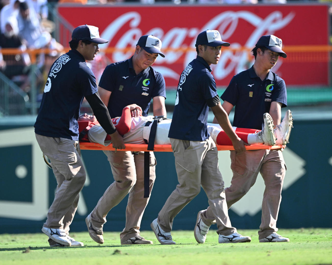 霞ケ浦対智弁和歌山　10回の守備についた智弁和歌山中堅手の藤田は足がつり担架で運ばれる（撮影・和賀正仁）