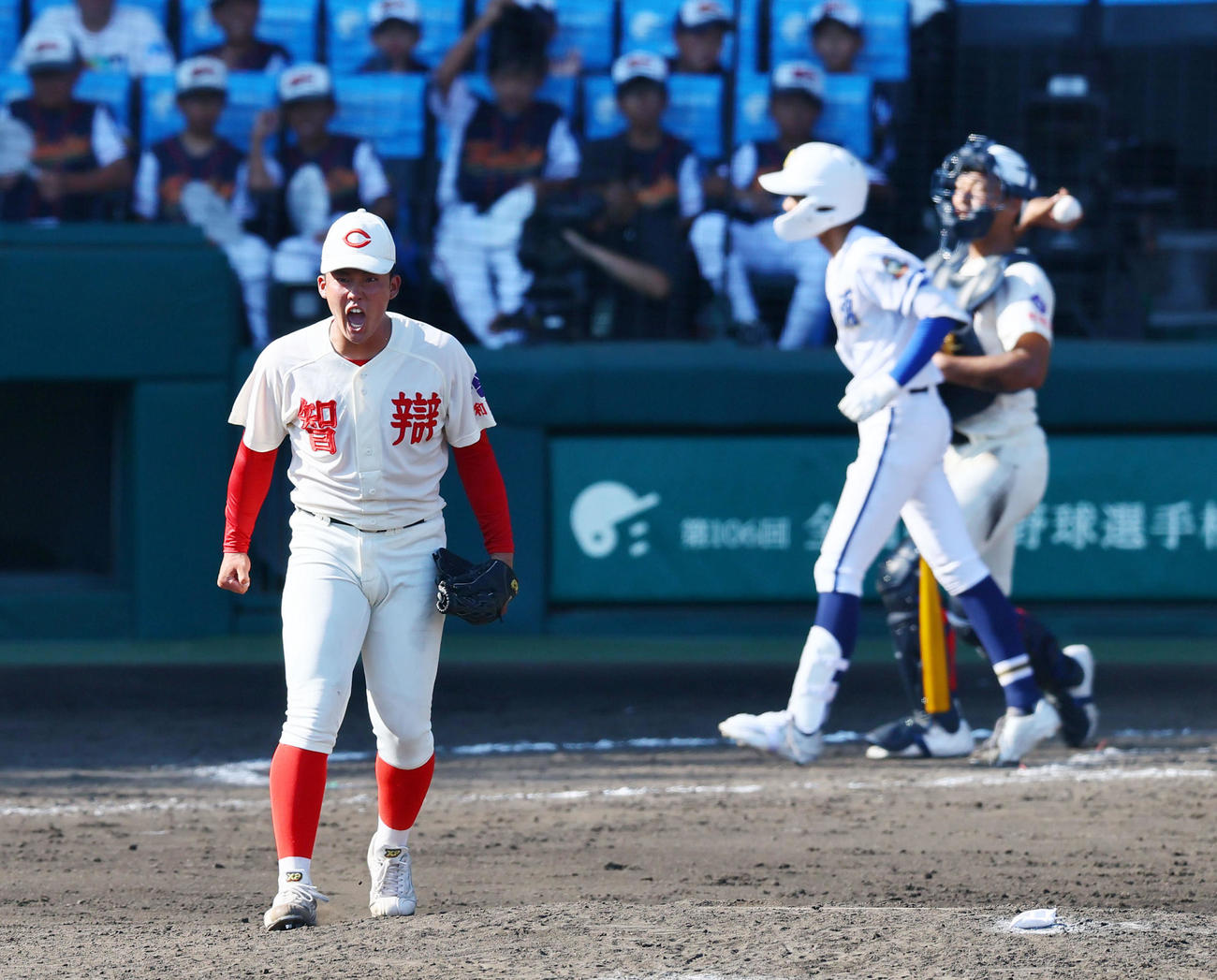 霞ケ浦対智弁和歌山　9回表霞ケ丘無死、真仲を三振に仕留め雄たけびをあげる渡辺（撮影・藤尾明華）