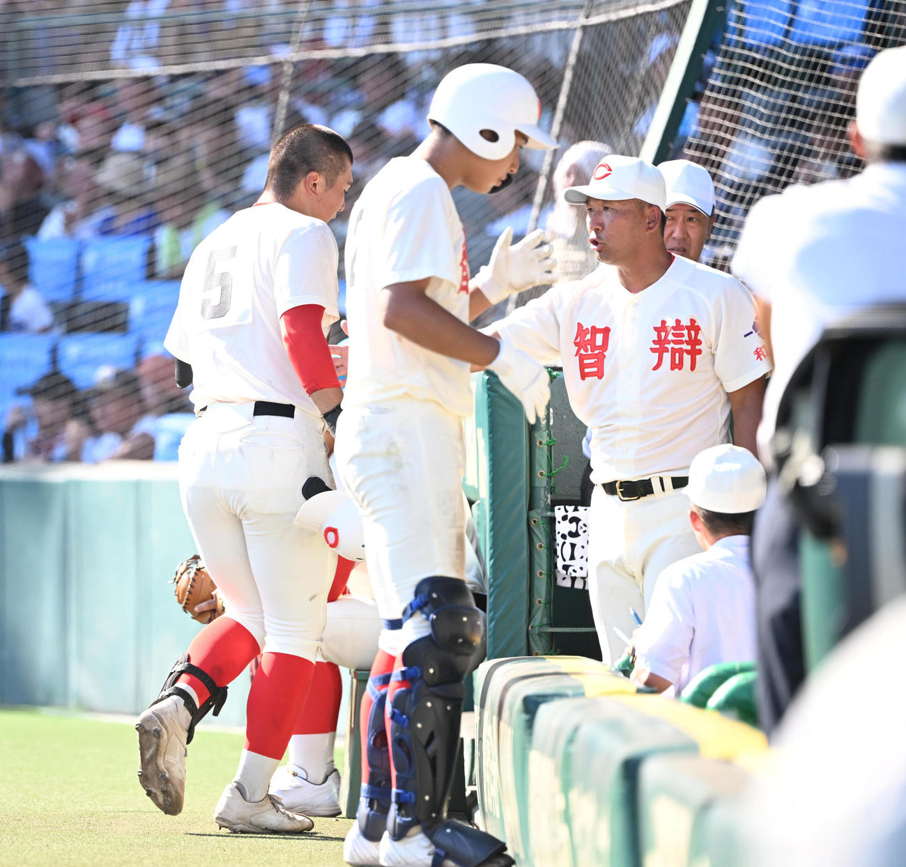 霞ケ浦対智弁和歌山　8回裏智弁和歌山2死、左越えに同点となるソロ本塁打を放った花田（左）を迎える中谷監督（撮影・和賀正仁）