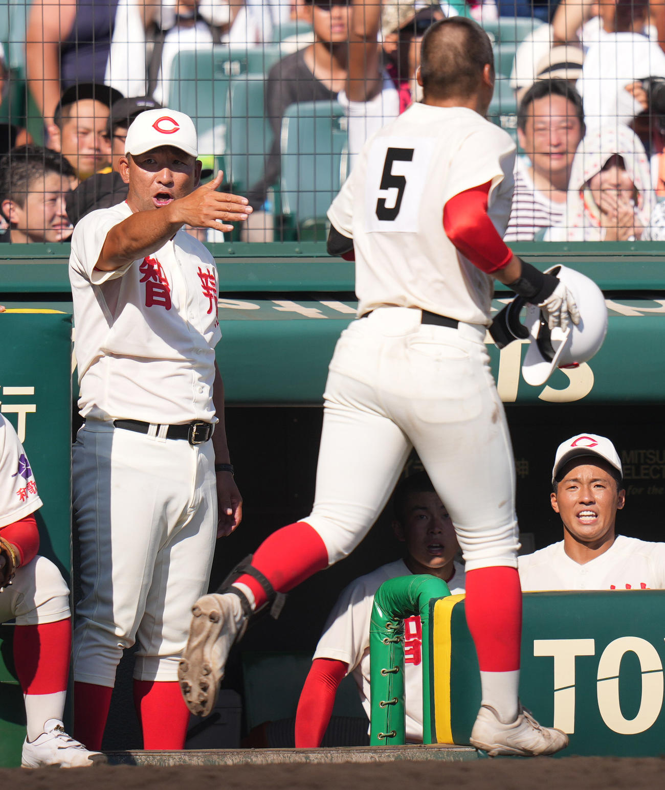 霞ケ浦対智弁和歌山　8回裏智弁和歌山2死、左越え2点ソロ本塁打を放った花田（手前）を迎える中谷監督（左）（撮影・鈴木みどり）