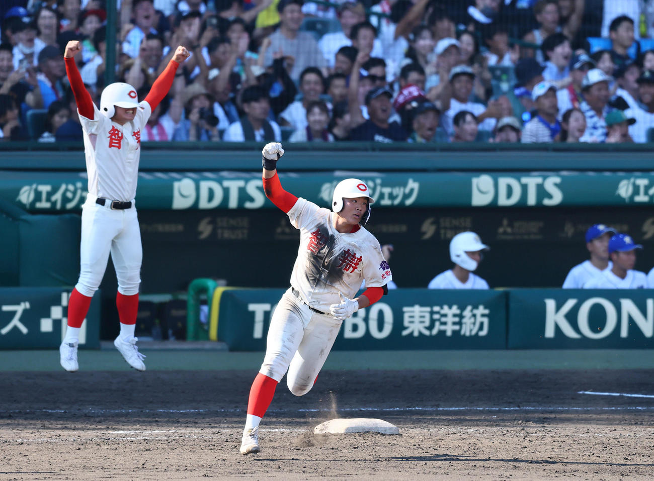 霞ケ浦対智弁和歌山　8回裏智弁和歌山2死、花田は左越えに同点本塁打を放ちガッツポーズをする（撮影・藤尾明華）