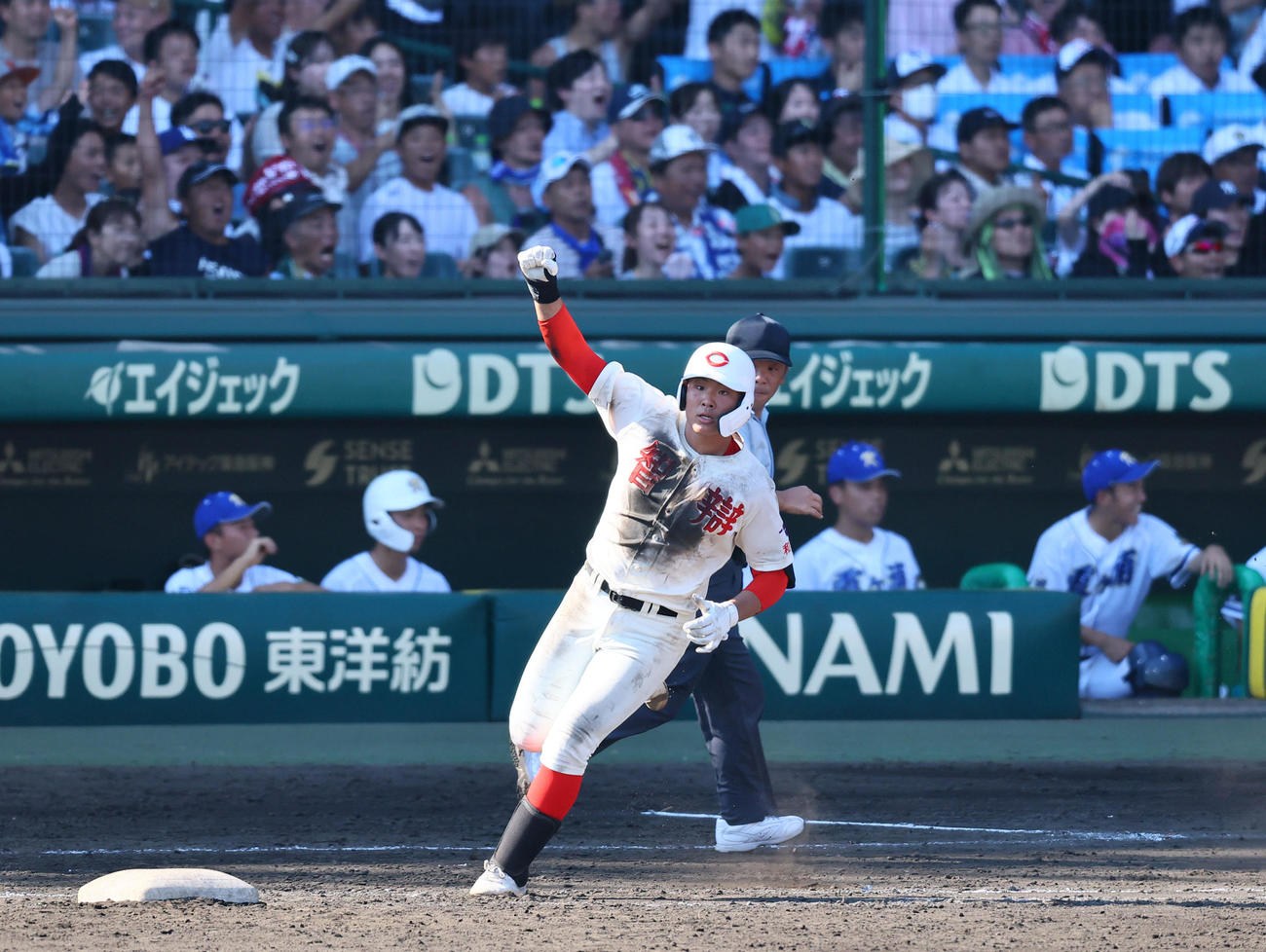 霞ケ浦対智弁和歌山　8回裏智弁和歌山2死、花田は左越えに同点本塁打を放ちガッツポーズをする（撮影・藤尾明華）