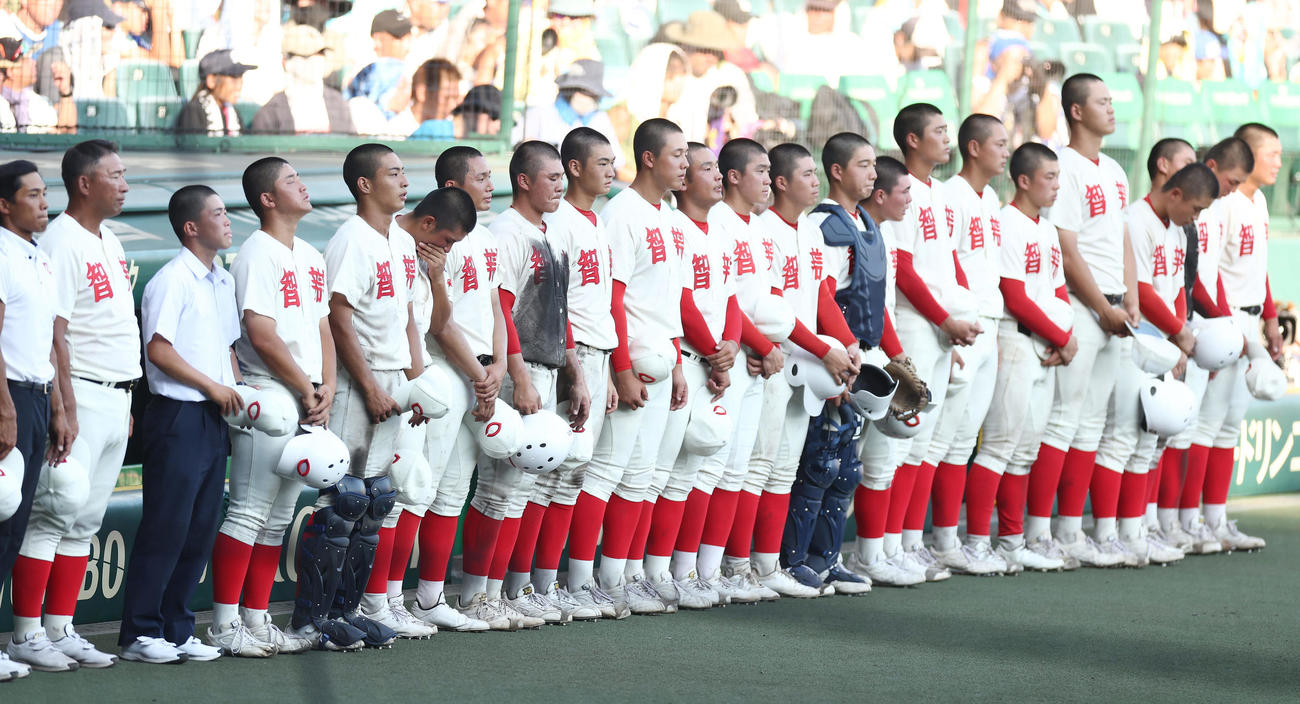 霞ケ浦対智弁和歌山　霞ケ浦に敗れ悔しそうに整列する智弁和歌山ナイン（撮影・前田充）