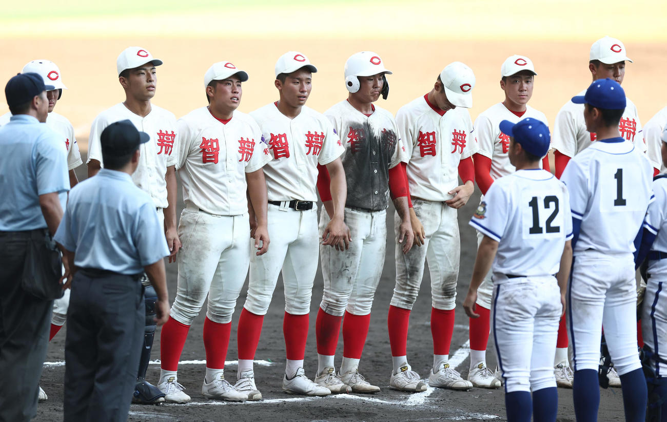 霞ケ浦対智弁和歌山　霞ケ浦に敗れ悔しそうに整列する智弁和歌山ナイン（撮影・前田充）