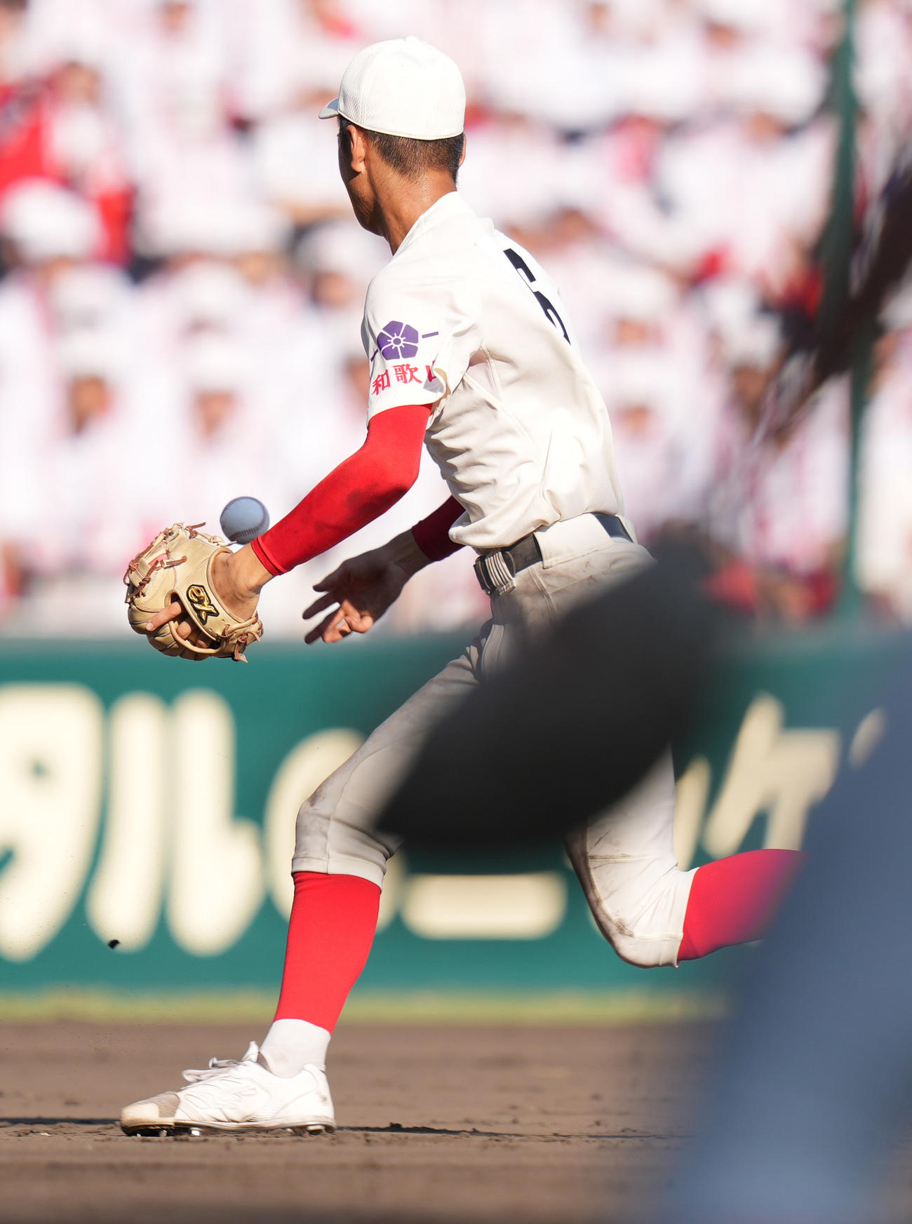 霞ケ浦対智弁和歌山　タイブレークの11回表霞ケ浦2死二、三塁、片見の打球を捕れず、適時内野安打を許す遊撃手山田希（撮影・鈴木みどり）