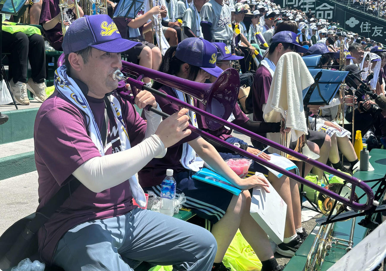 石橋対聖和学園　聖和学園カラーである紫のトロンボーンを演奏する東北学院榴ケ岡・吹奏楽部の最上顧問（撮影・塚本光）
