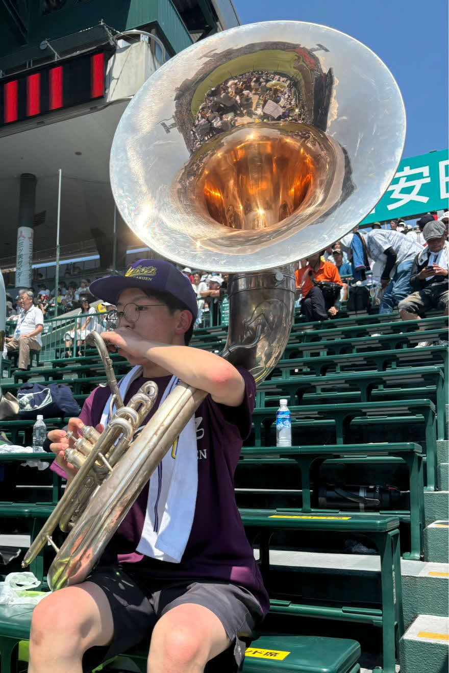 石橋対聖和学園　チューバを演奏する聖和学園・吹奏楽部の菊地部長（撮影・塚本光）