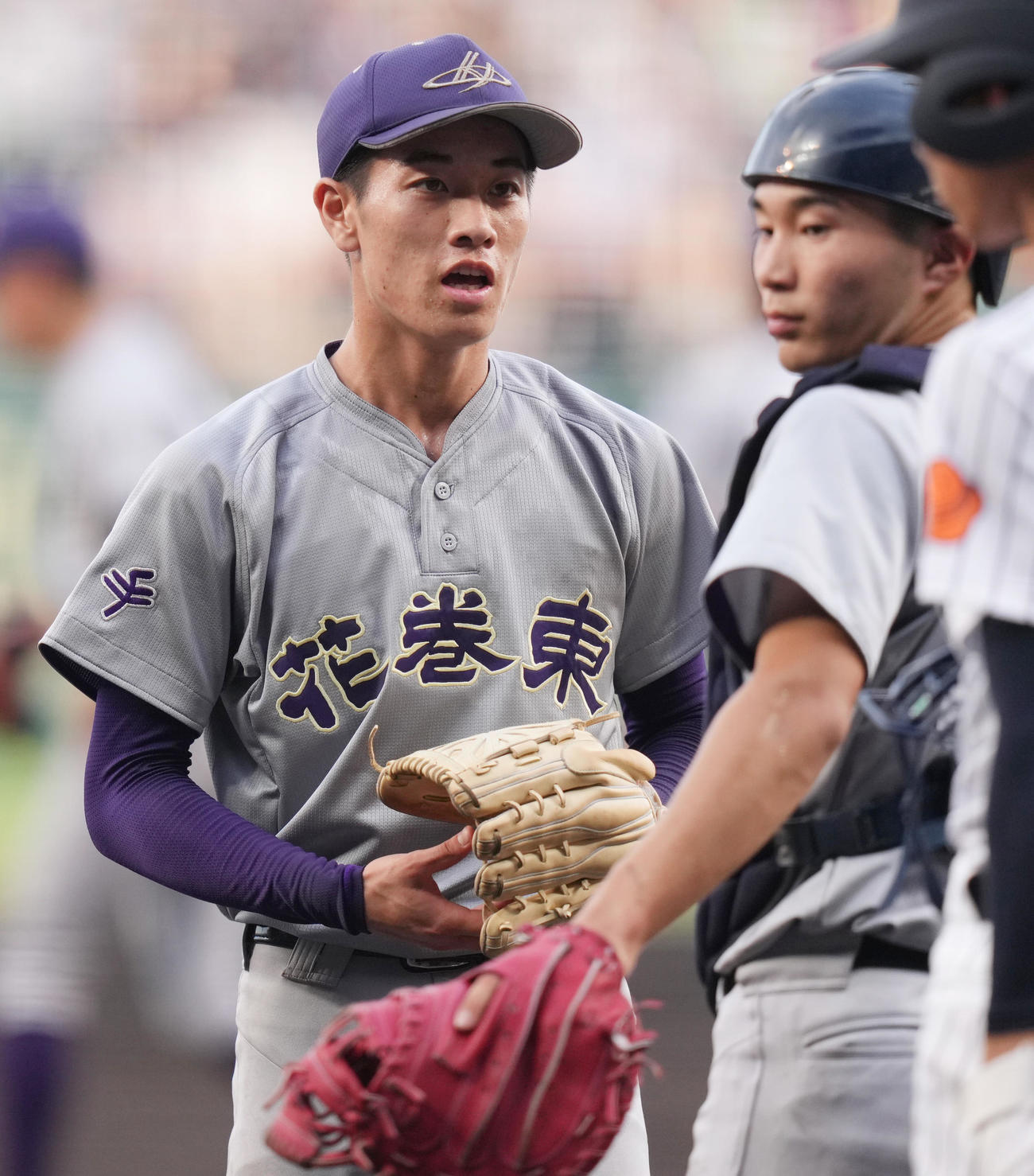 滋賀学園対花巻東　2回表、言葉を交わす花巻東・小松（左）と千葉（撮影・鈴木みどり）